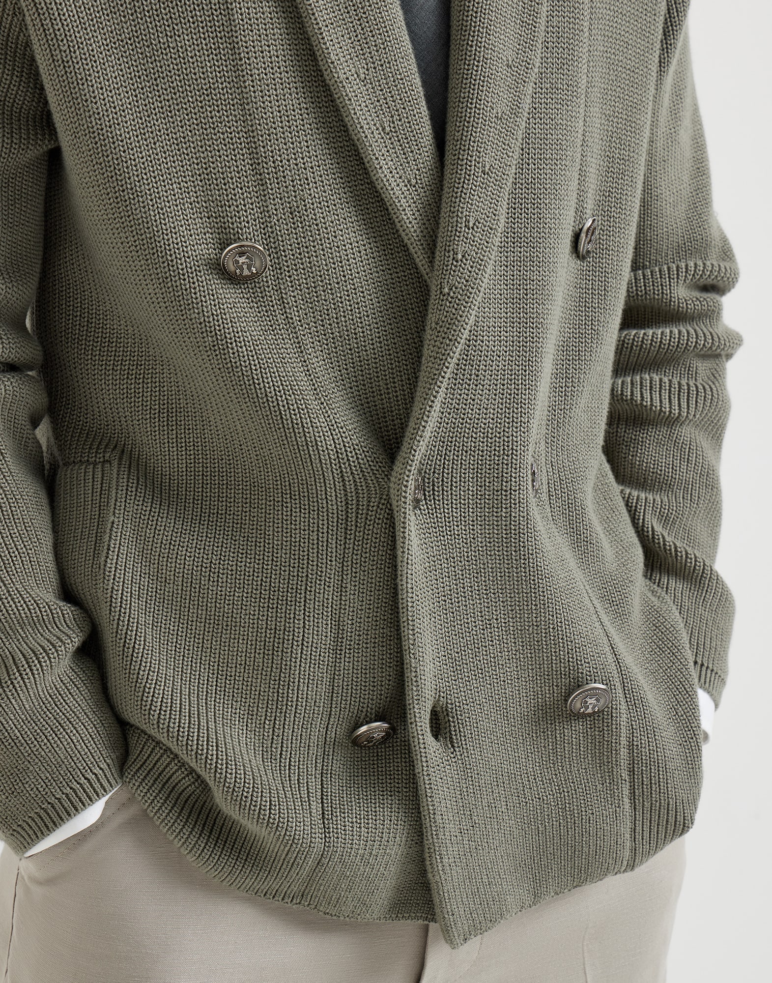 e*y様 BRUNELLO CUCINELLI カーキカーディガン メンズ 向け カーキ メタリックボタン付き カーディガン | Brunello