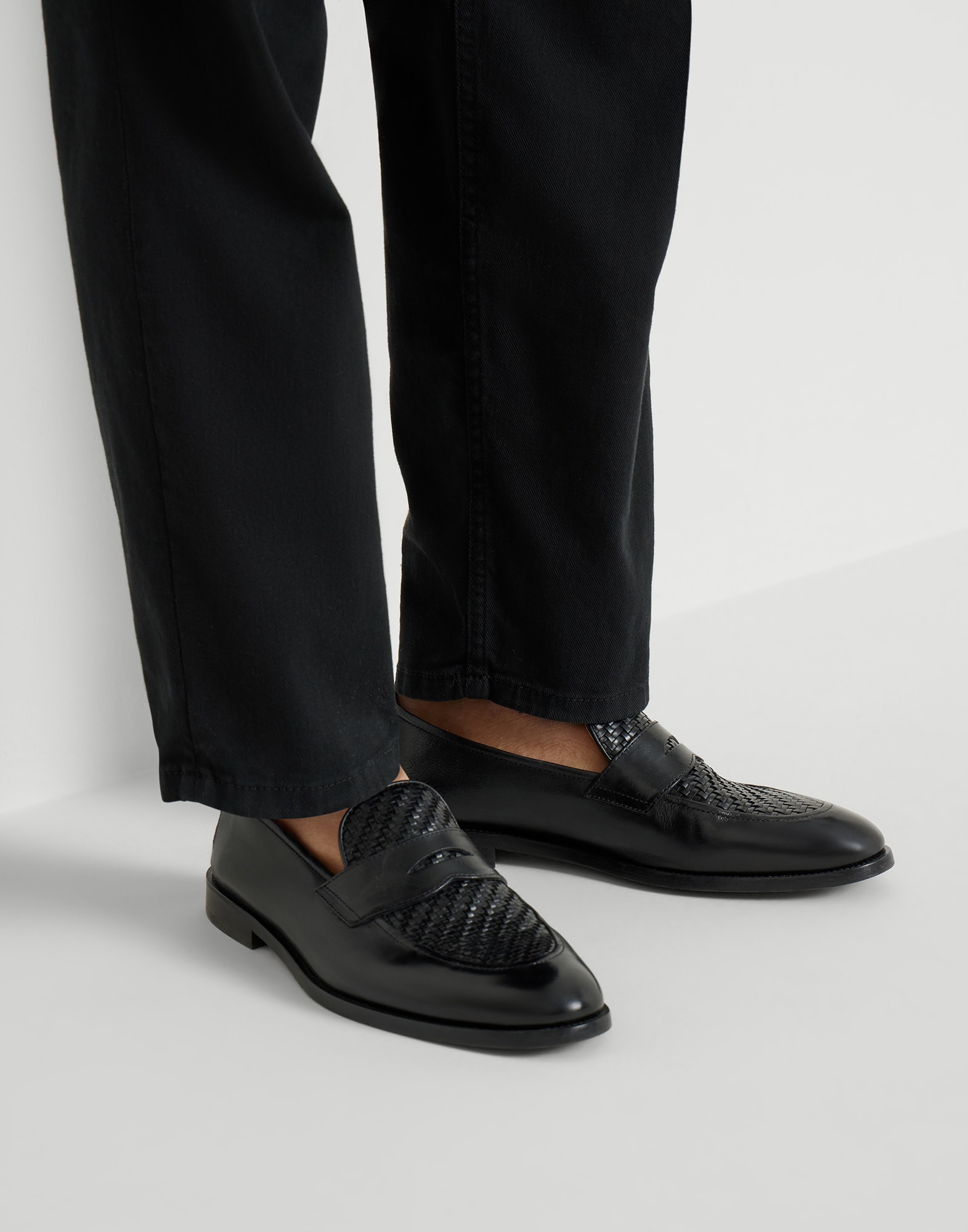 BRUNELLO CUCINELLI ブラックローファー Calfskin penny loafers for Man in Black | Brunello Cucinelli