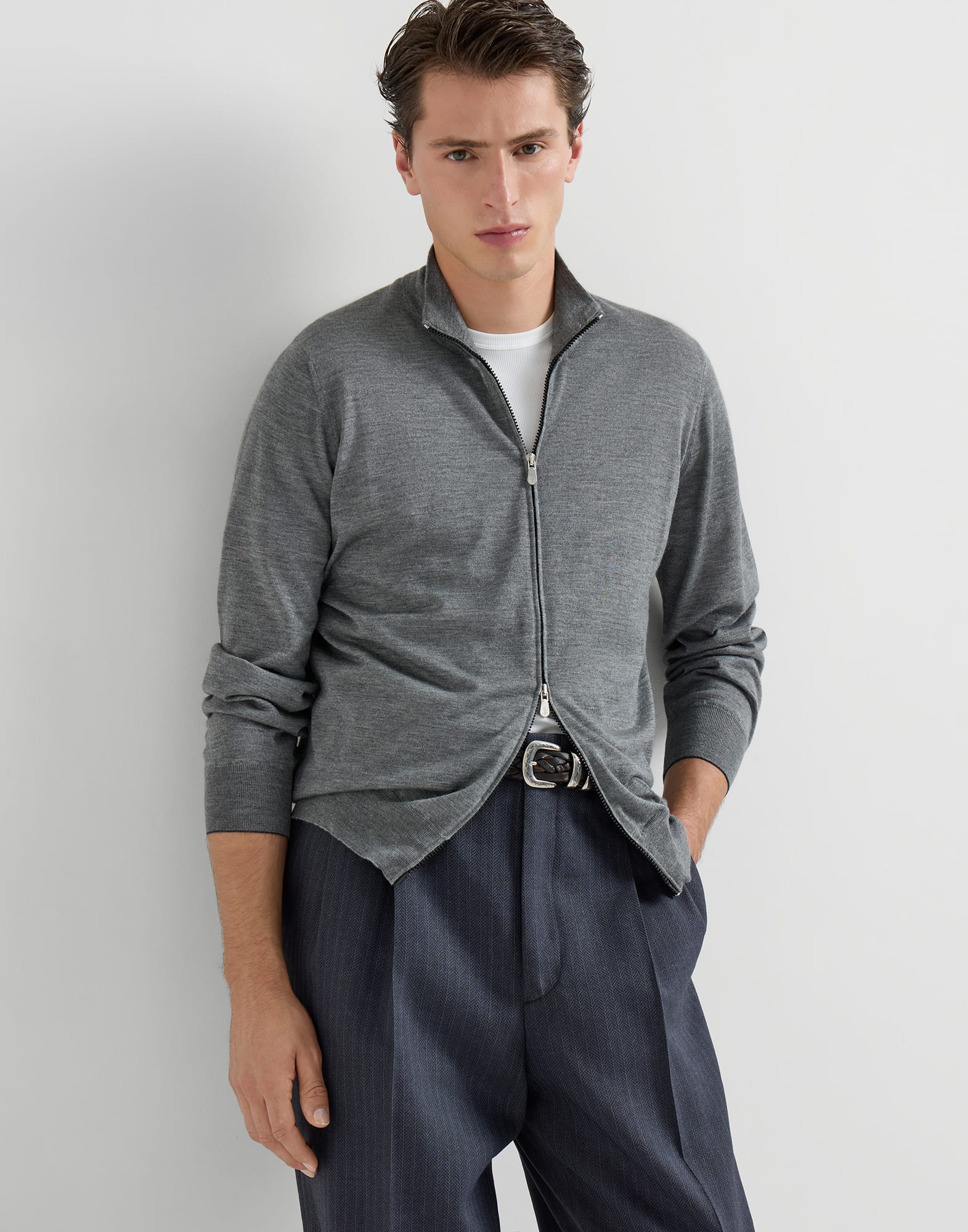 BRUNELLO CUCINELLI カシミヤ カーディガン グレー Cashmere and silk cardigan for Man in Dark Grey | Brunello Cucinelli