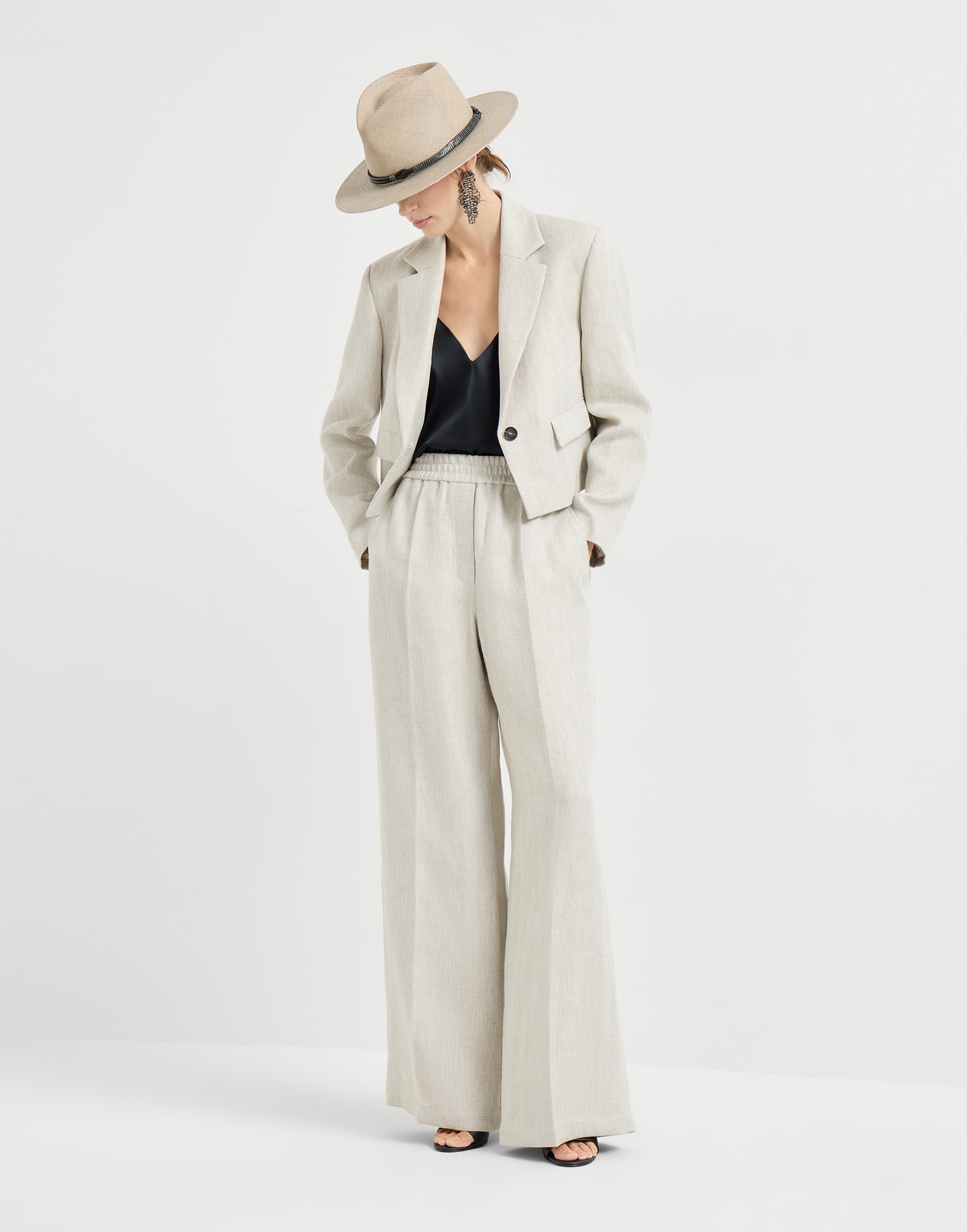 261WOUTFITCS49 image number 0