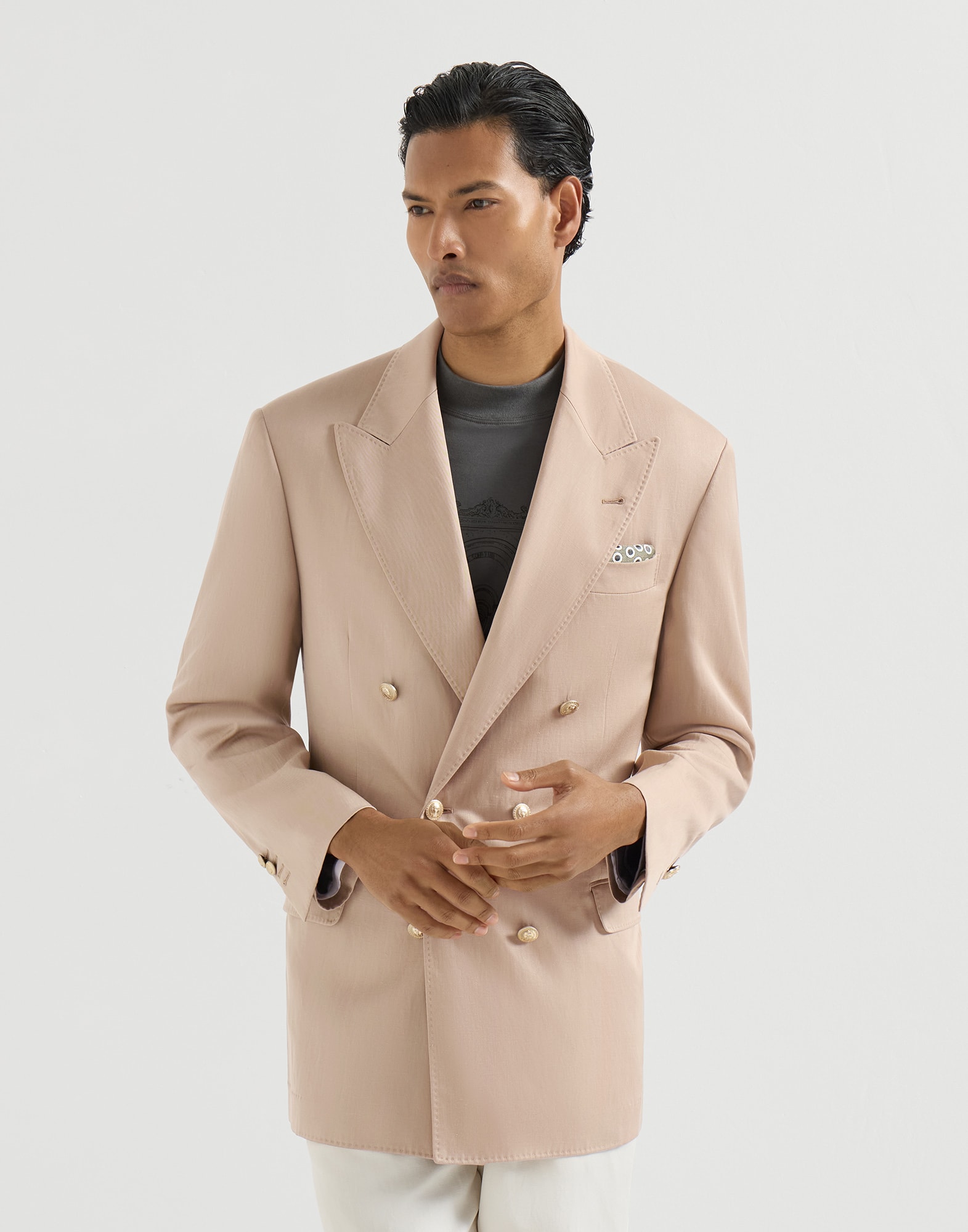 tobacco blazer Classic Suede Kevin is wearing a size L Brunello Cucinelli, Dlav silk and