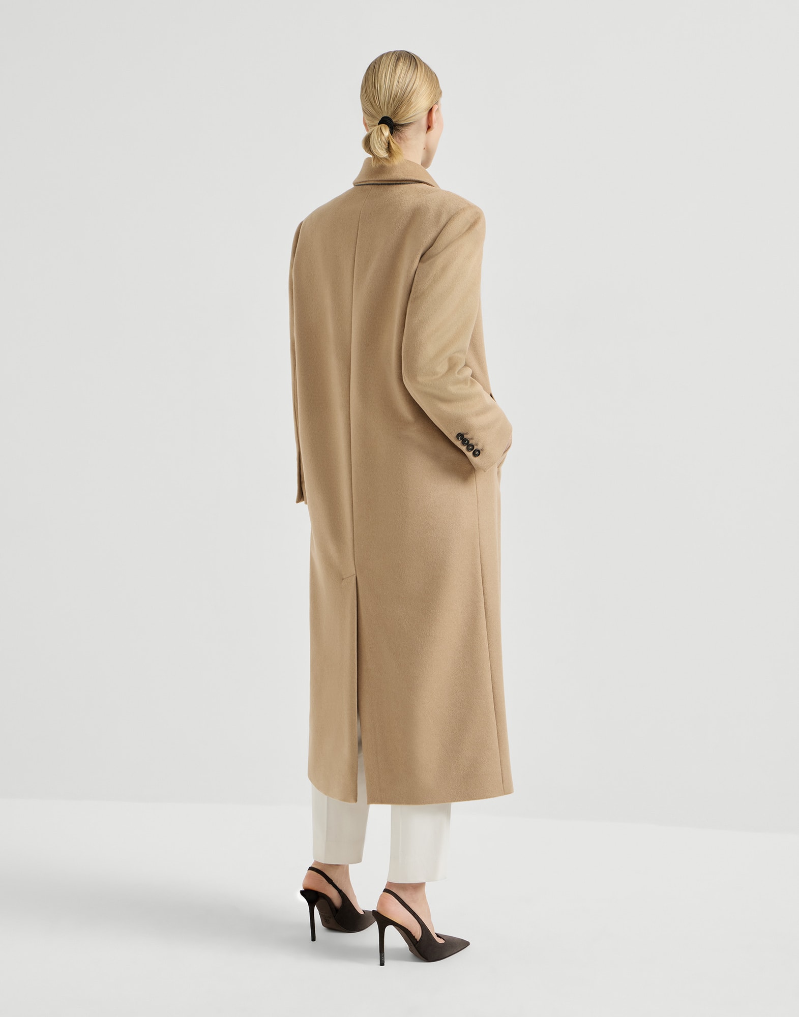 Vicuña long coat with monili for Woman in Beige | Brunello Cucinelli