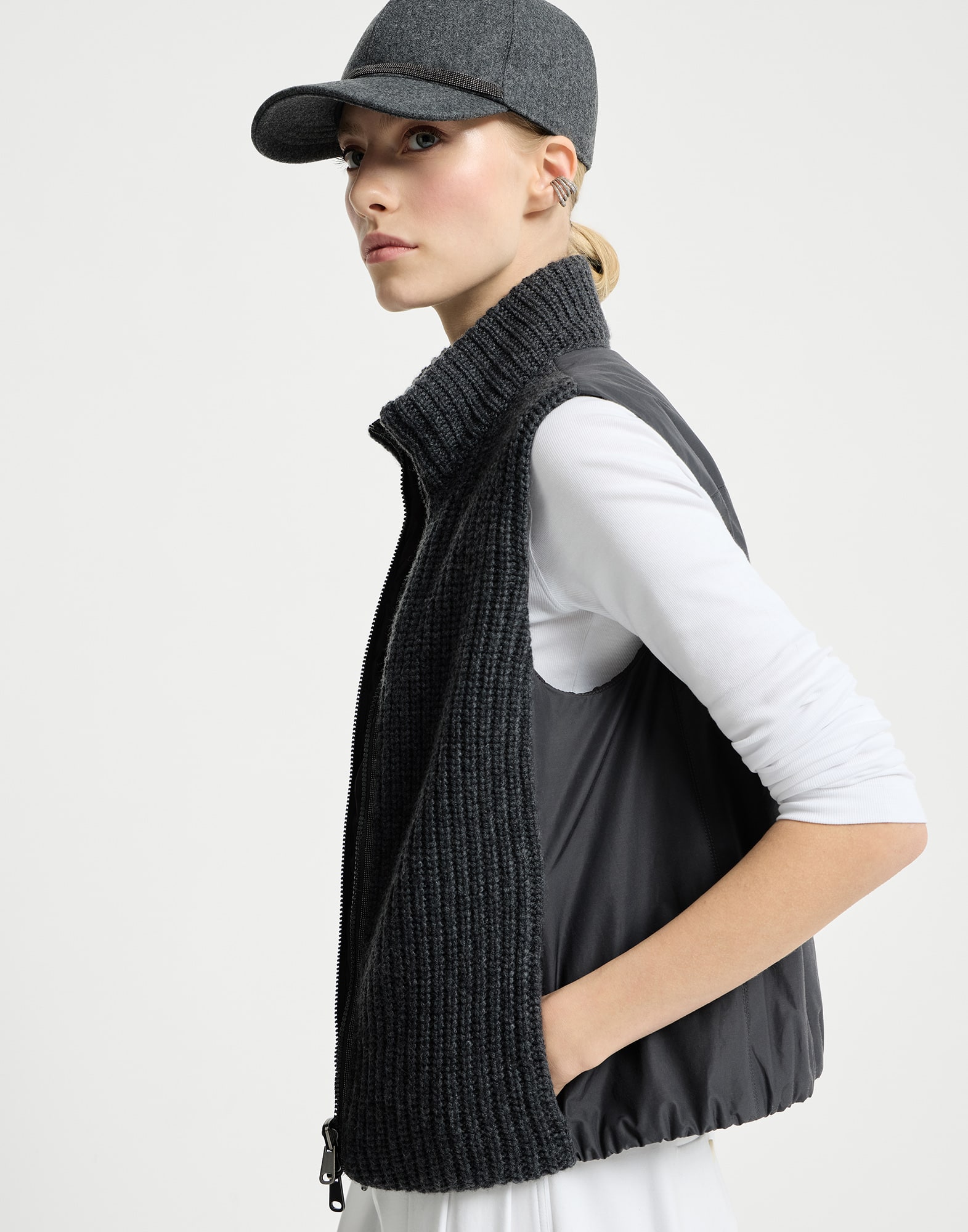 BRUNELLO CUCINELLI グレー ノーカラー ベスト Cashmere down vest for Woman in Lignite Grey | Brunello Cucinelli