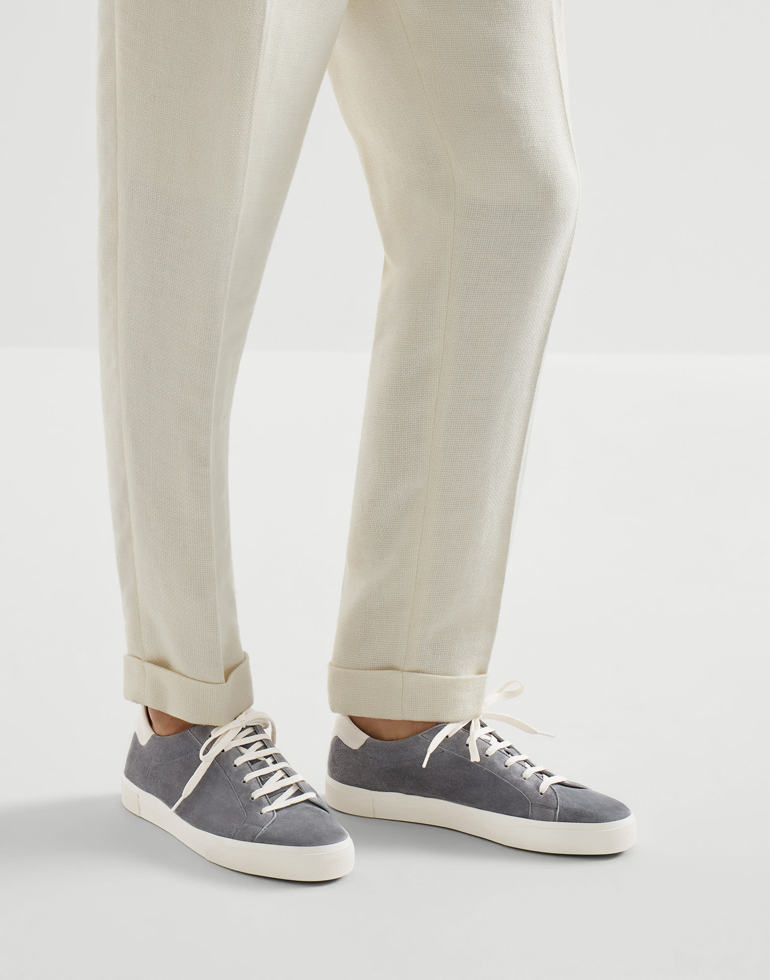 メンズ 向け ミディアムグレー スエードスニーカー | Brunello Cucinelli