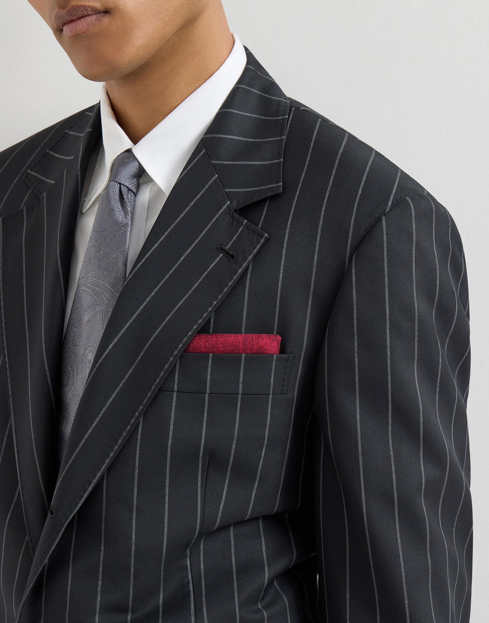 メンズ 向け ボルドー シルクポケットチーフ | Brunello Cucinelli
