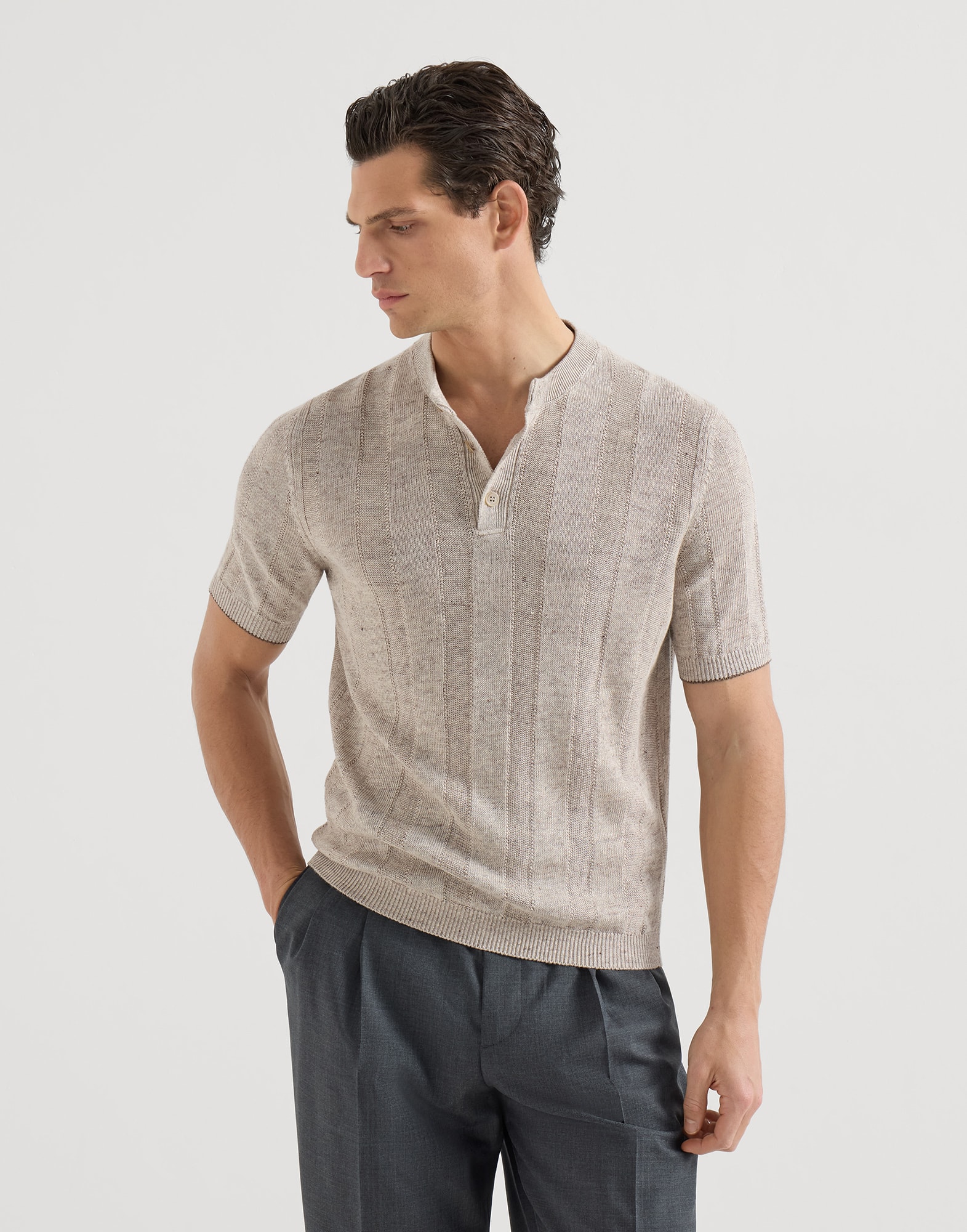 크루넥 - 정면 뷰 - 전체 화면으로 보기