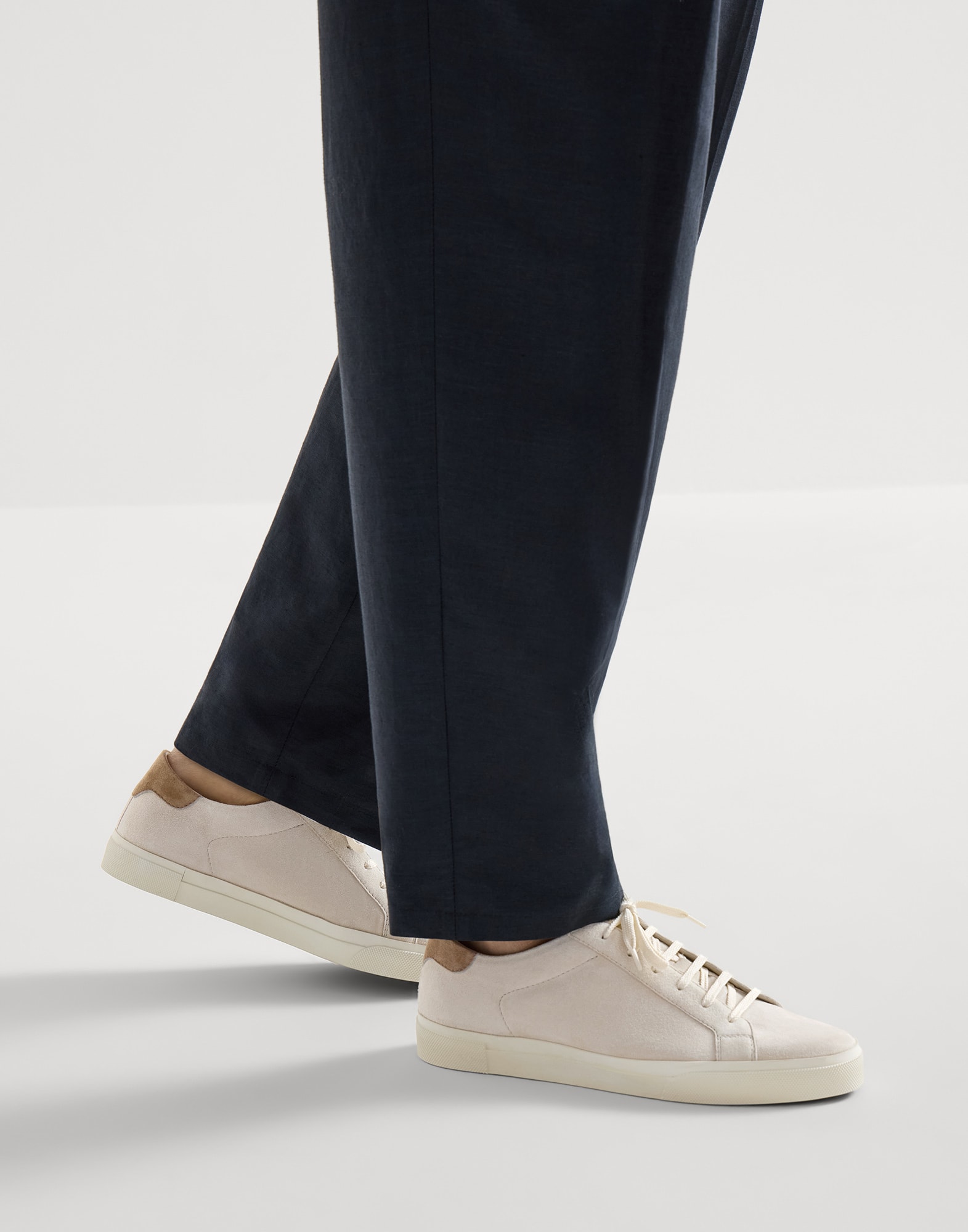メンズ 向け ミディアムグレー スエードスニーカー | Brunello Cucinelli