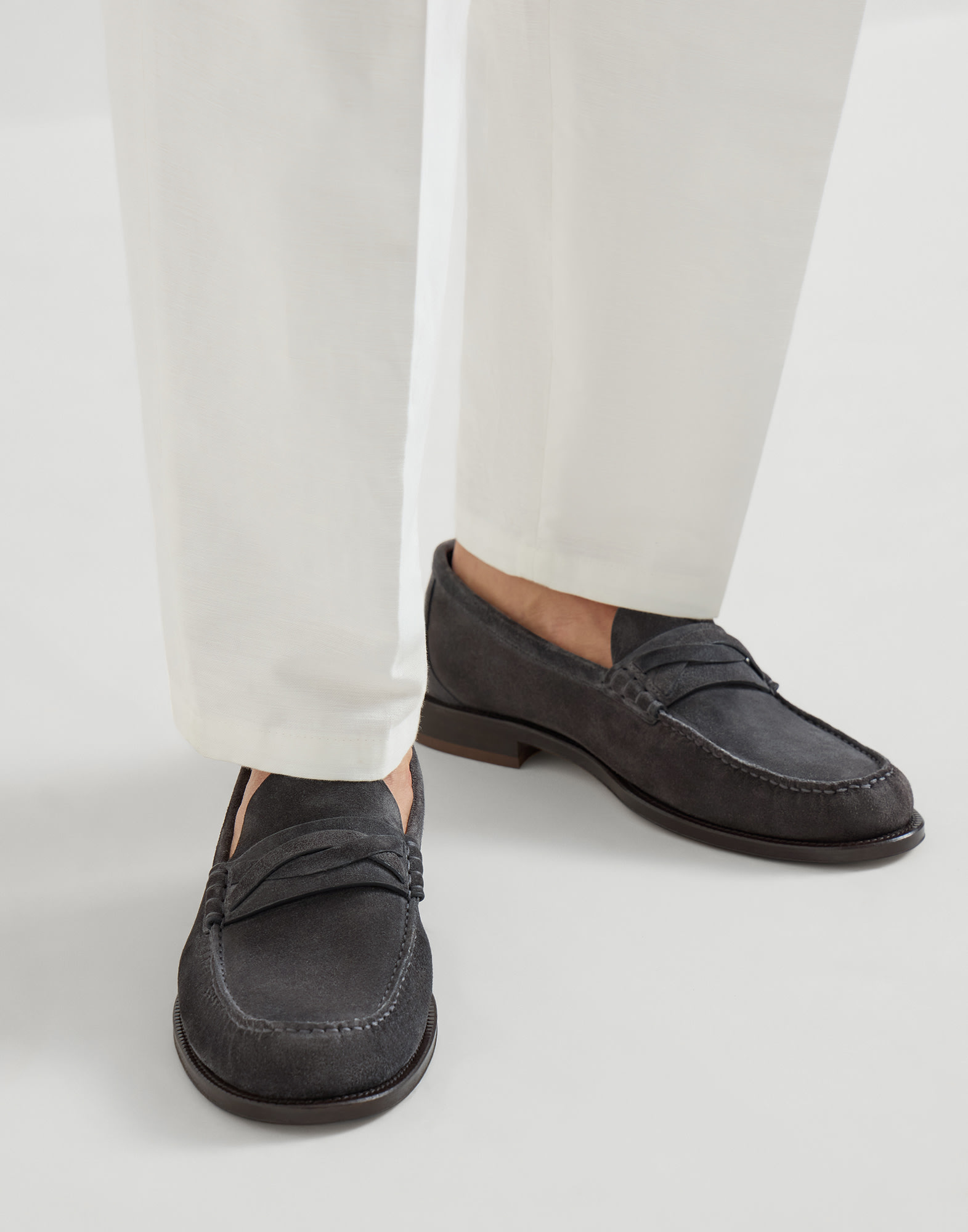 メンズ 向け ブラック スエードローファー | Brunello Cucinelli