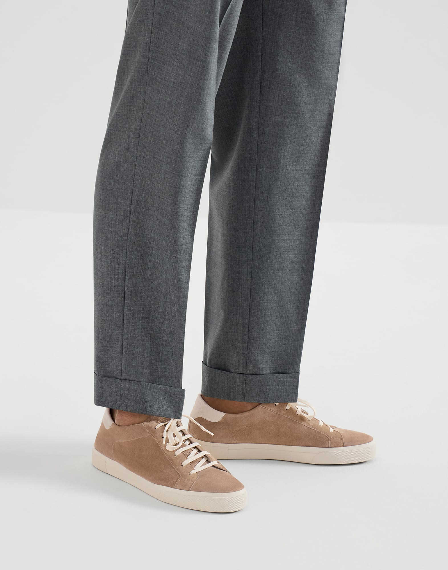 メンズ 向け ミディアムグレー スエードスニーカー | Brunello Cucinelli