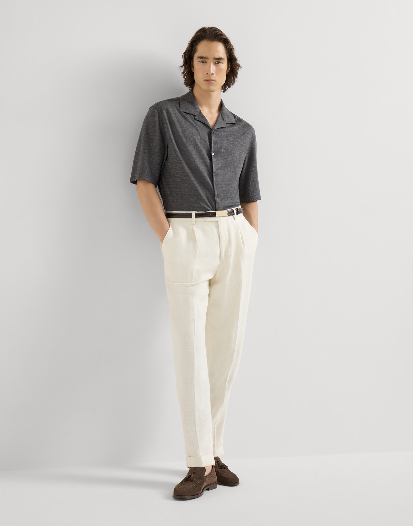 BRUNELLO CUCINELLI ベージュチノパン Trousers with pleats for Man in Sand | Brunello Cucinelli