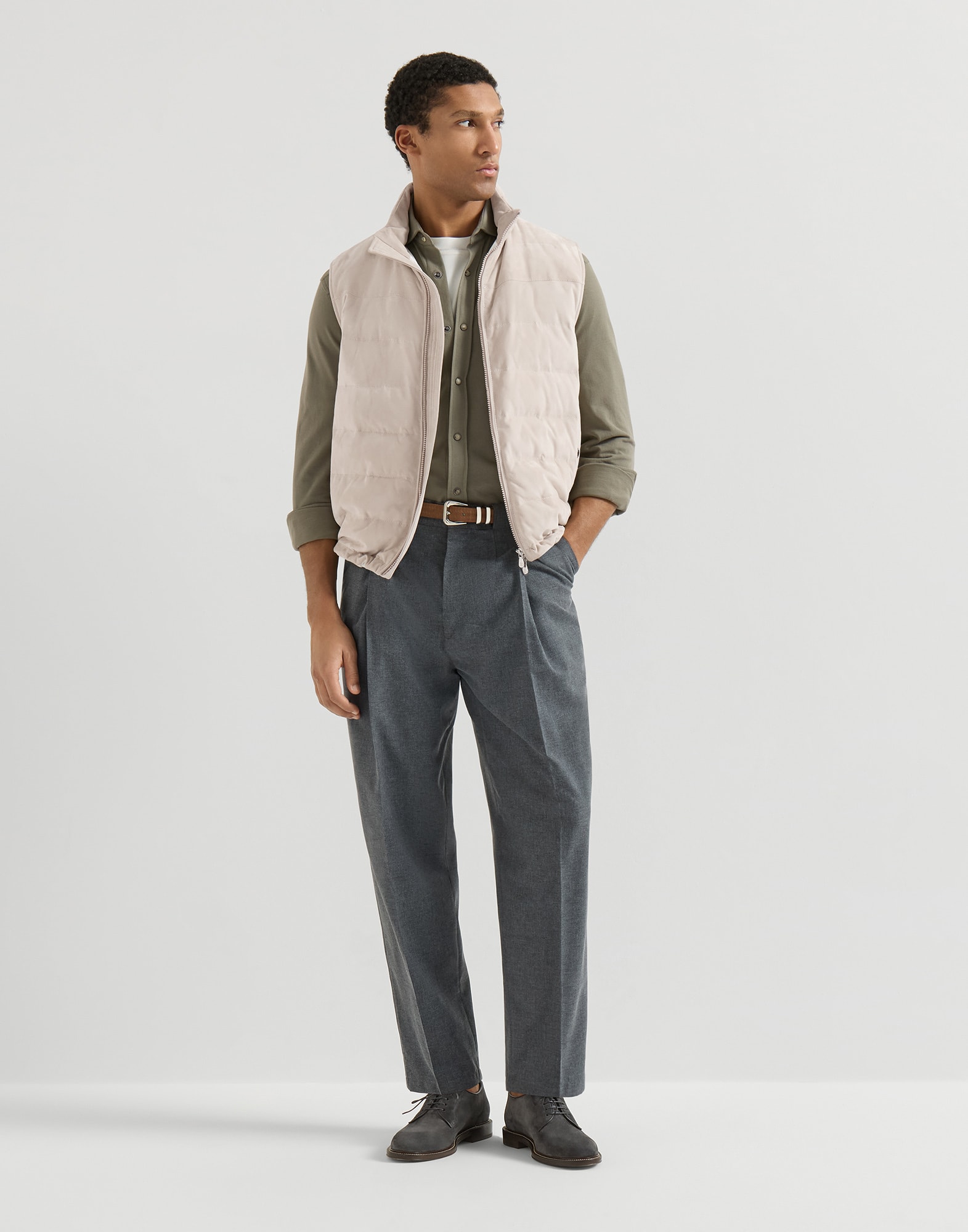 【ブルネロクチネリ】スエード ベージュダウンベスト メンズ 向け ベージュ スエード ダウンベスト | Brunello Cucinelli