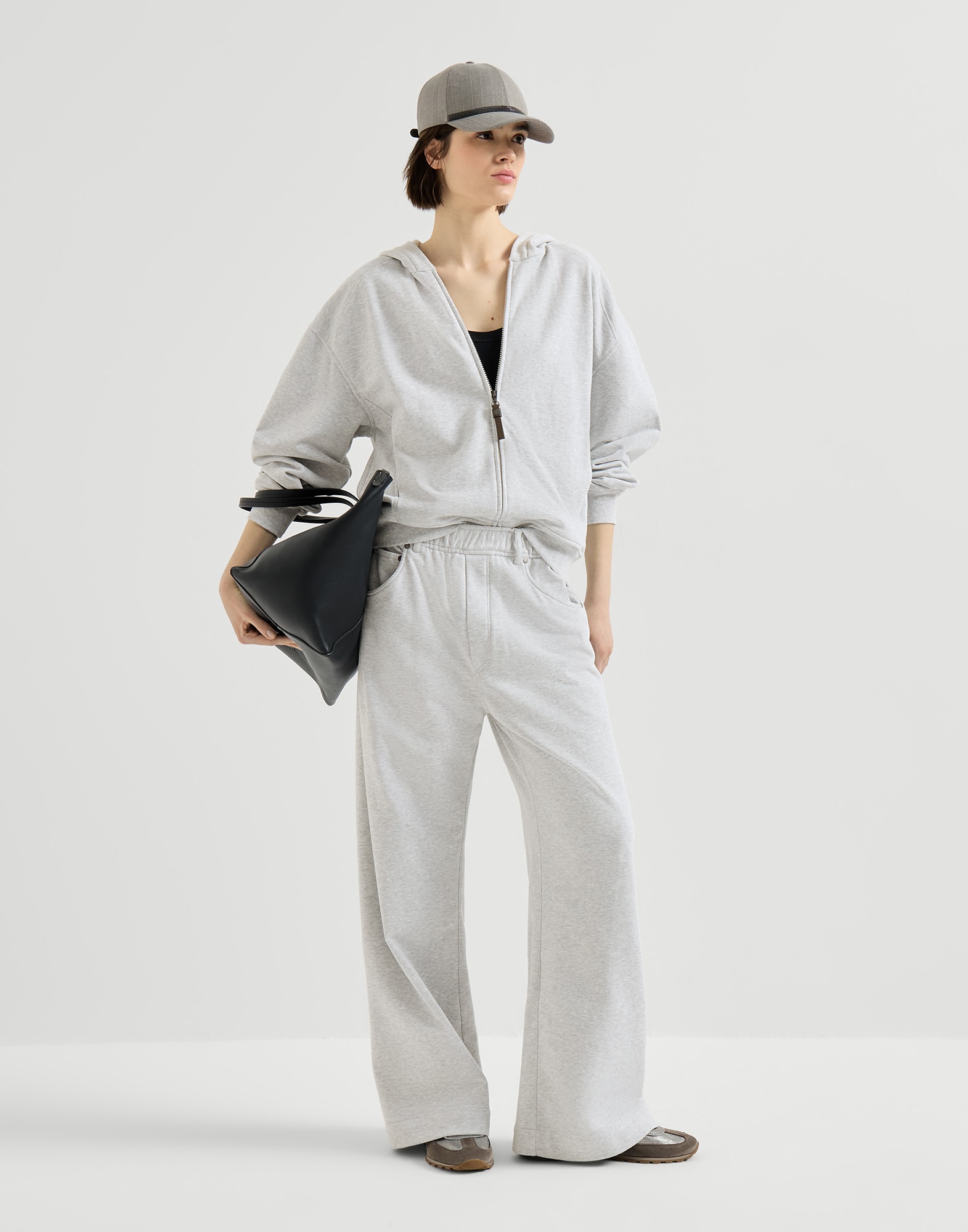 262WOUTFITTRAVELA image number 0