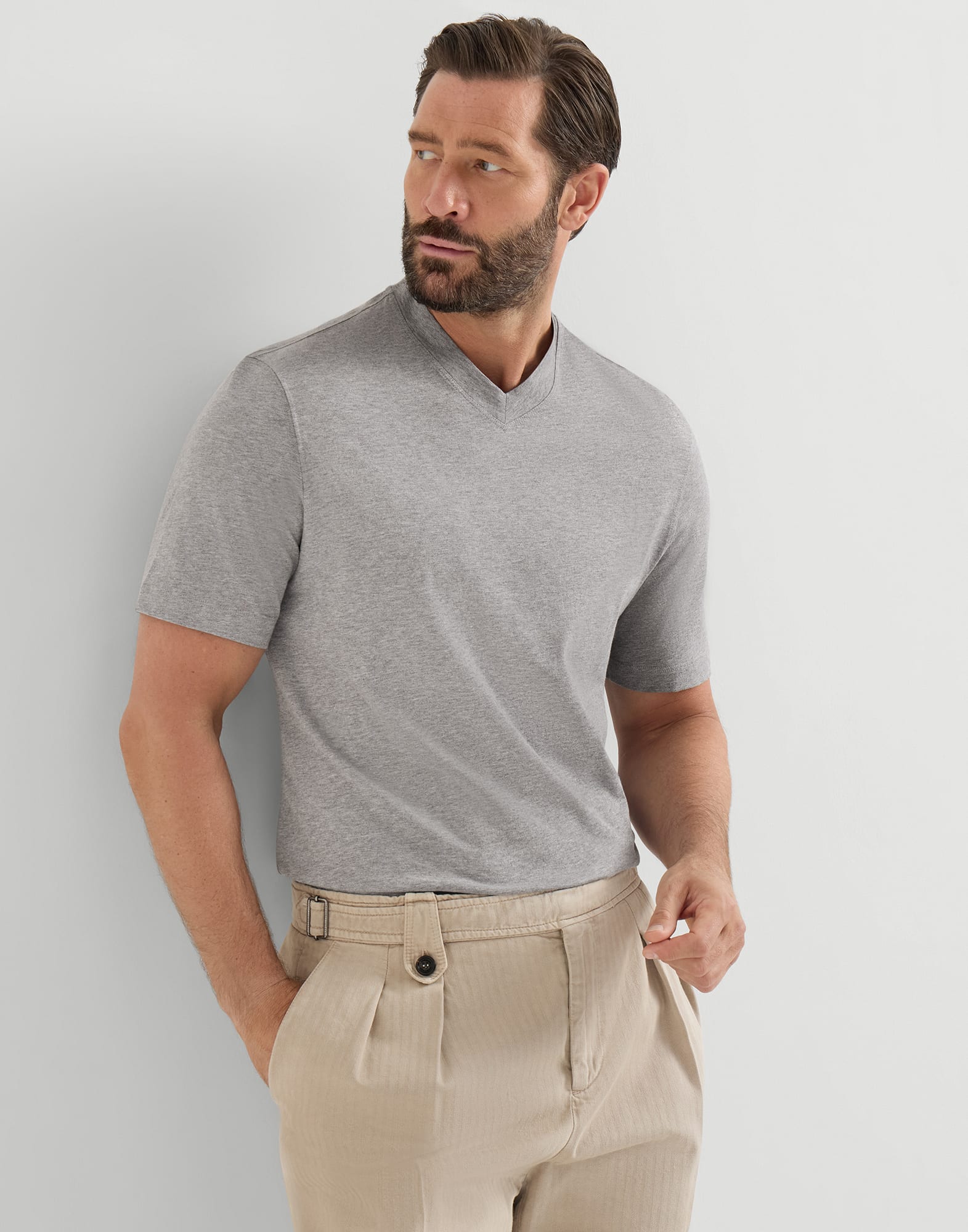 Brunello Cucinelli 半袖シャツ グレージュカラー Cotton jersey V-neck T-shirt for Man in Medium Grey | Brunello