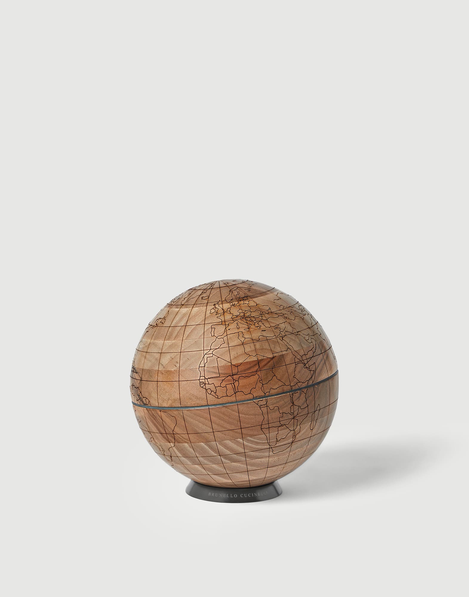Wood globe Hazelnut Lifestyle - Brunello Cucinelli