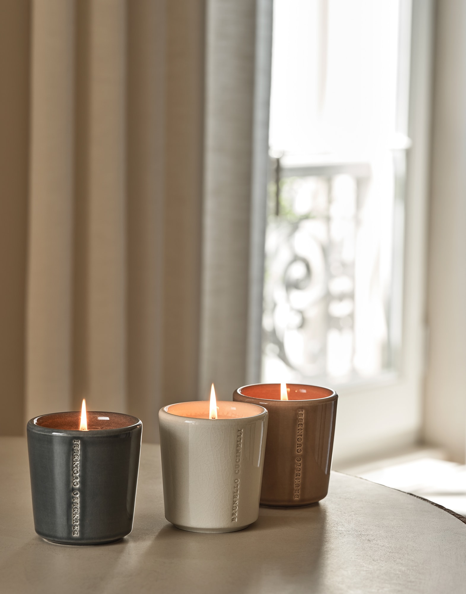 BRUNELLO CUCINELLI キャンドル Candle in craquelée vessel in Sand | Lifestyle | Brunello Cucinelli
