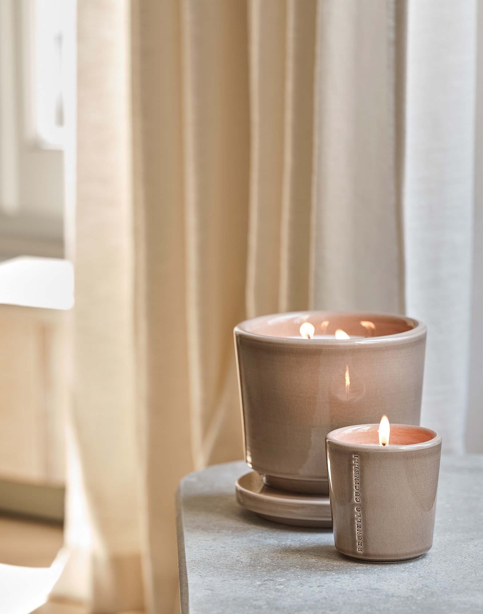 BRUNELLO CUCINELLI キャンドル Candle in craquelée vessel in Sand | Lifestyle | Brunello Cucinelli