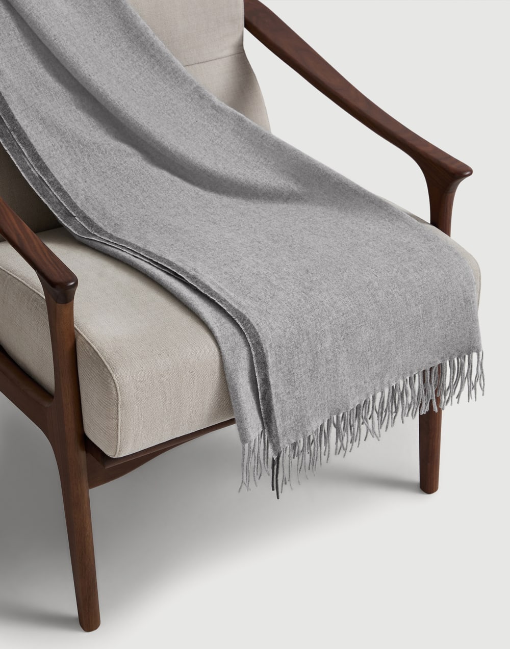 Cashmere throw Light Grey Lifestyle - Brunello Cucinelli
