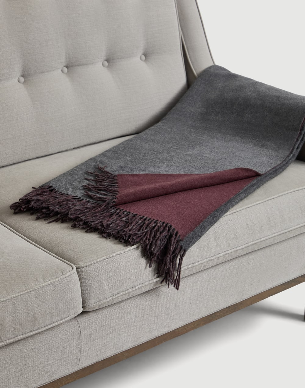 Cashmere double cloth lightweight throw Medium Grey Lifestyle - Brunello Cucinelli