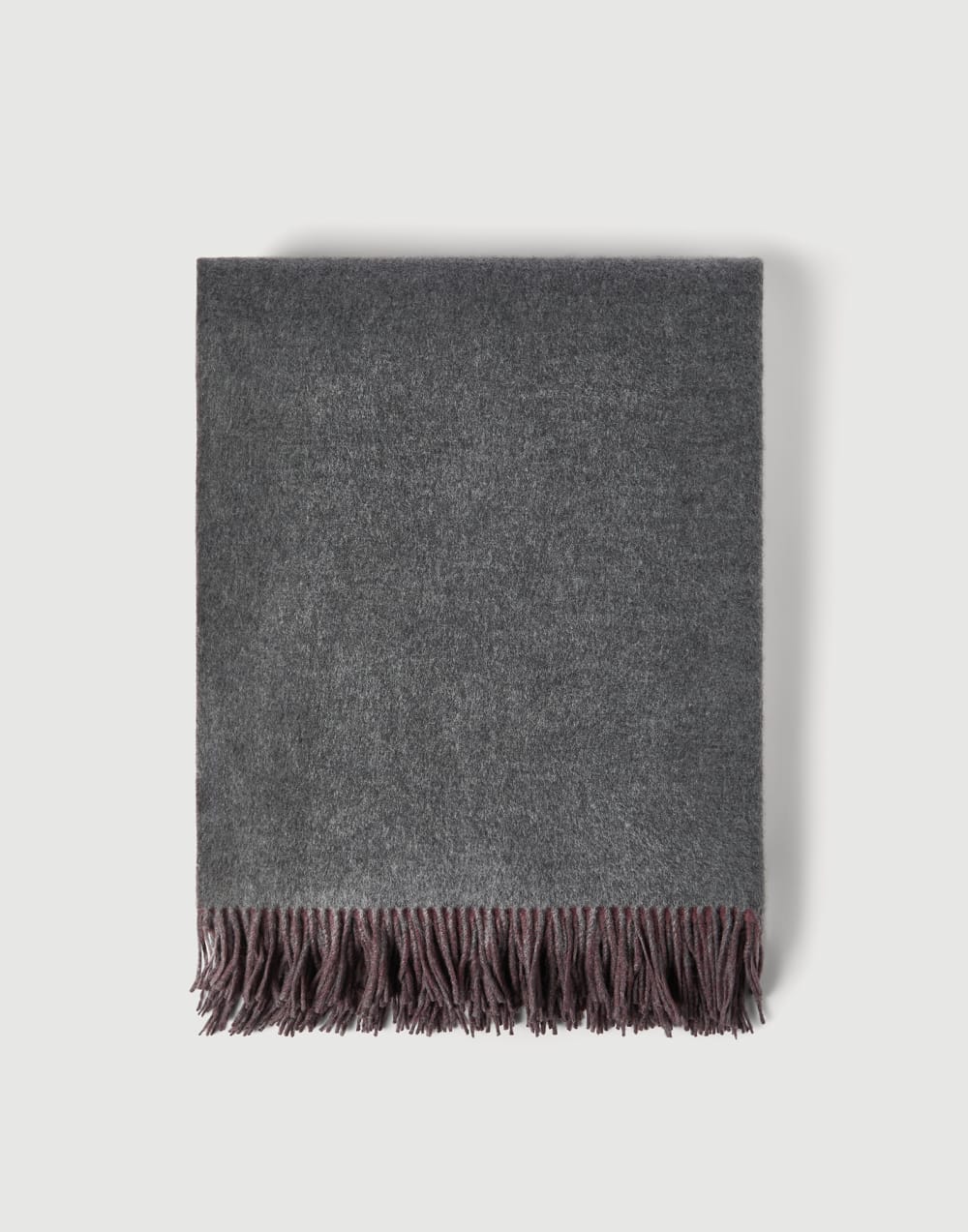 Cashmere double cloth lightweight throw Medium Grey Lifestyle - Brunello Cucinelli