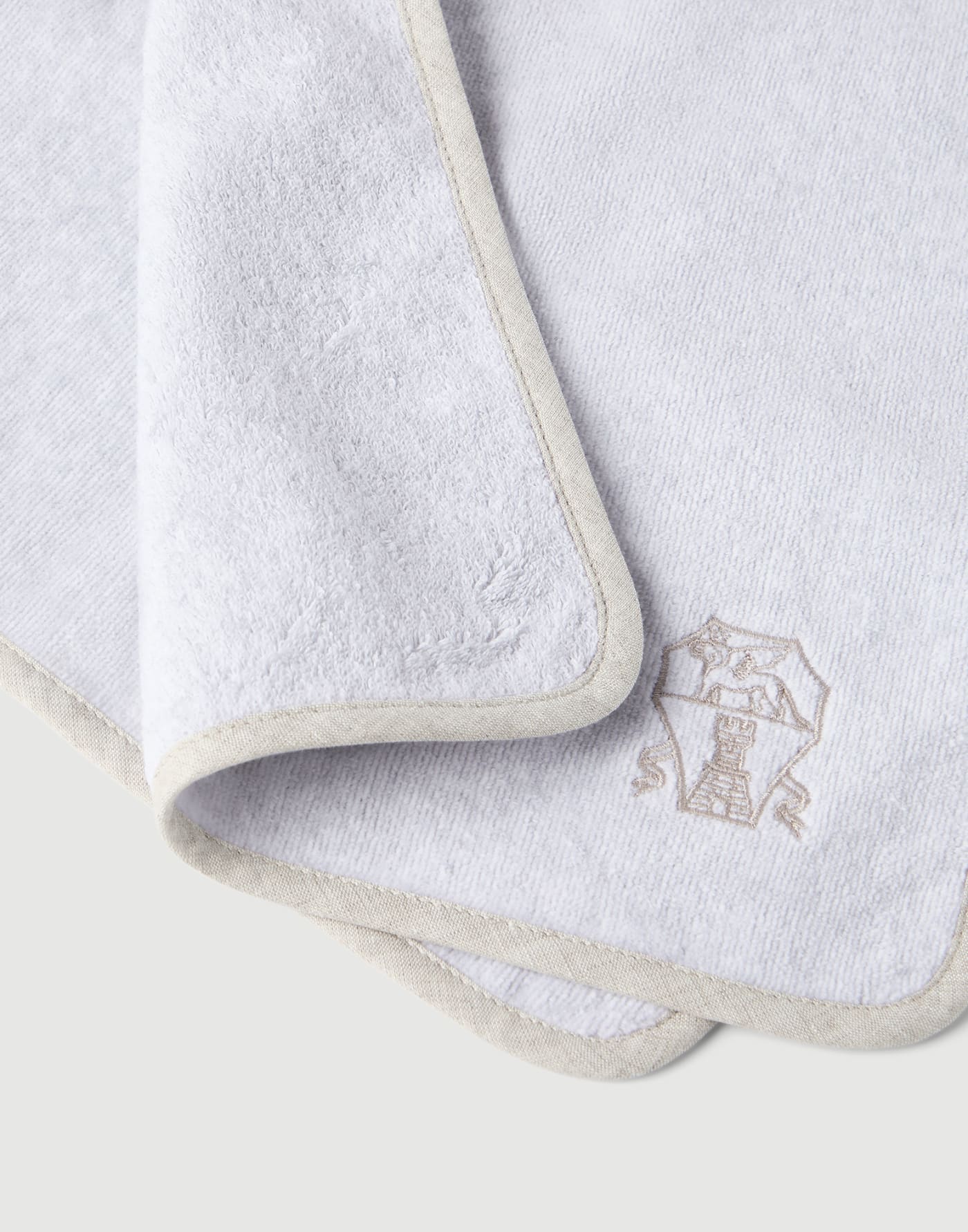 Terrycloth hand towels Light Grey Lifestyle - Brunello Cucinelli