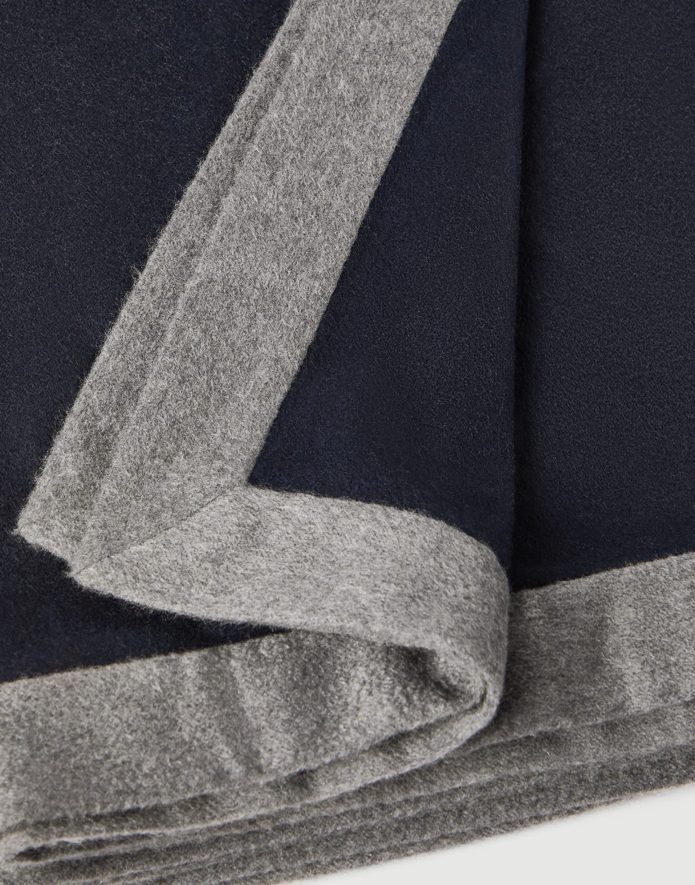 Cashmere throw with contrasting border Navy Blue Lifestyle - Brunello Cucinelli