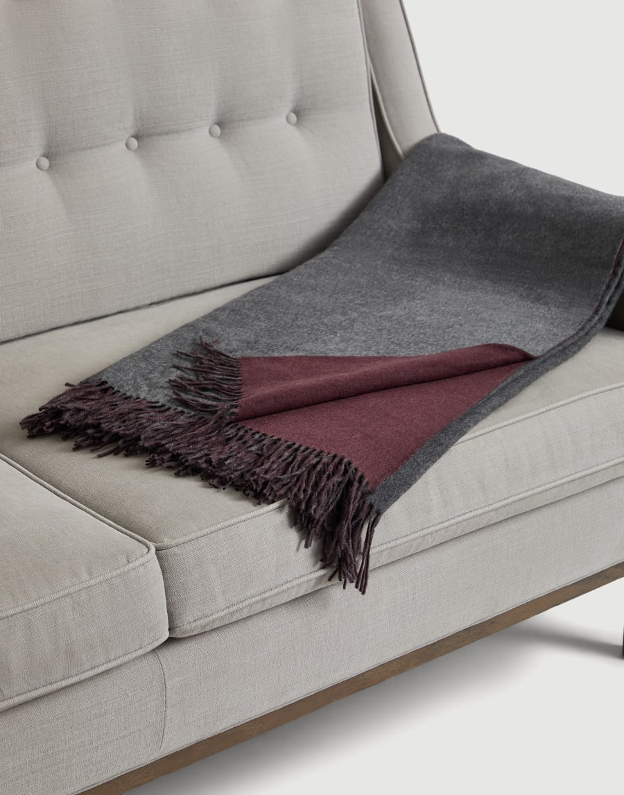 Cashmere double cloth lightweight throw Medium Grey Lifestyle - Brunello Cucinelli