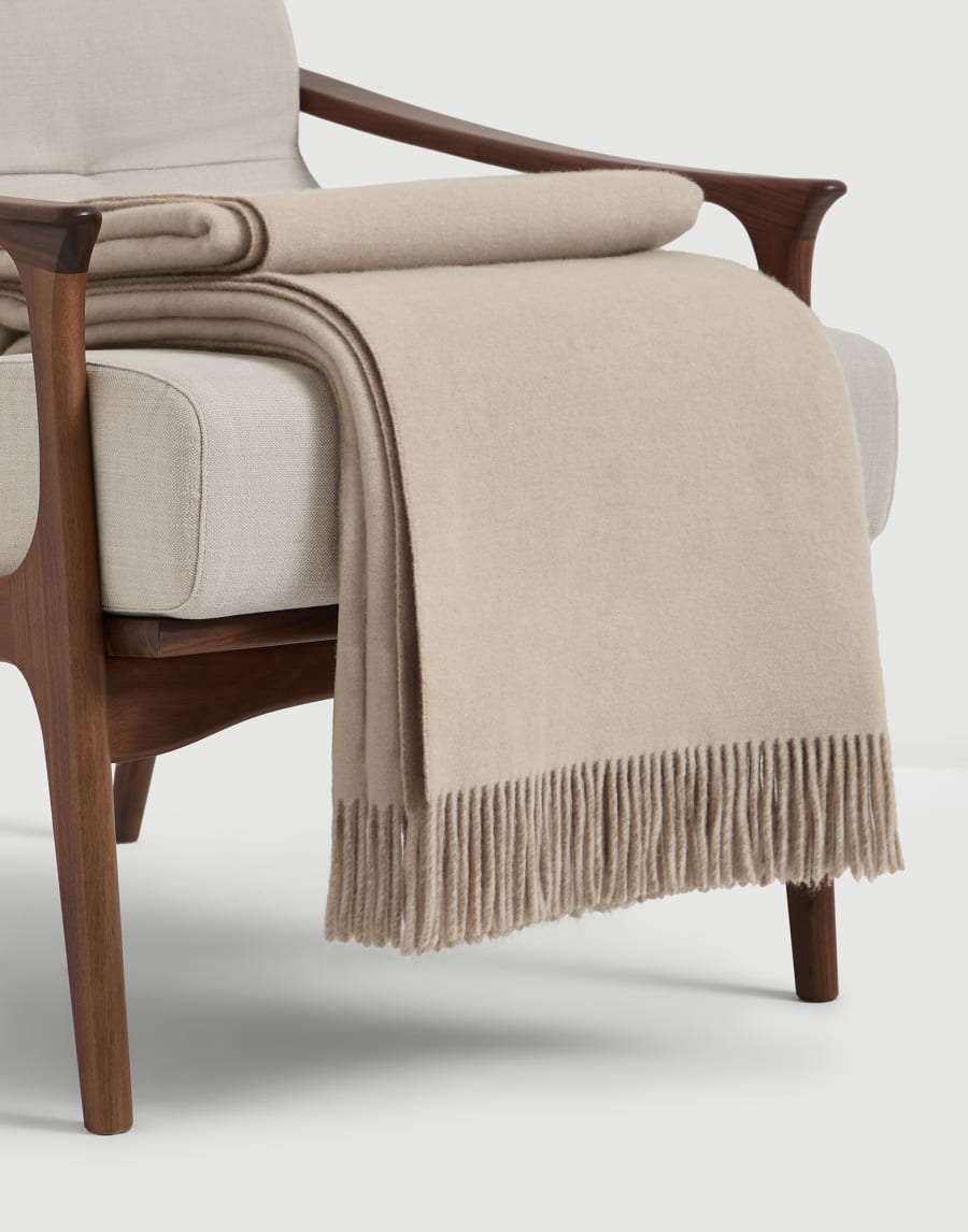 Cashmere double cloth throw Buff Lifestyle - Brunello Cucinelli