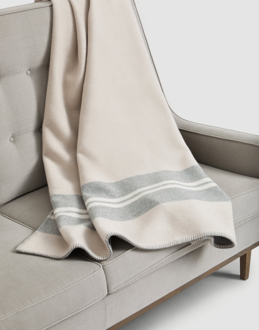 Cashmere double cloth throw Beige Lifestyle - Brunello Cucinelli