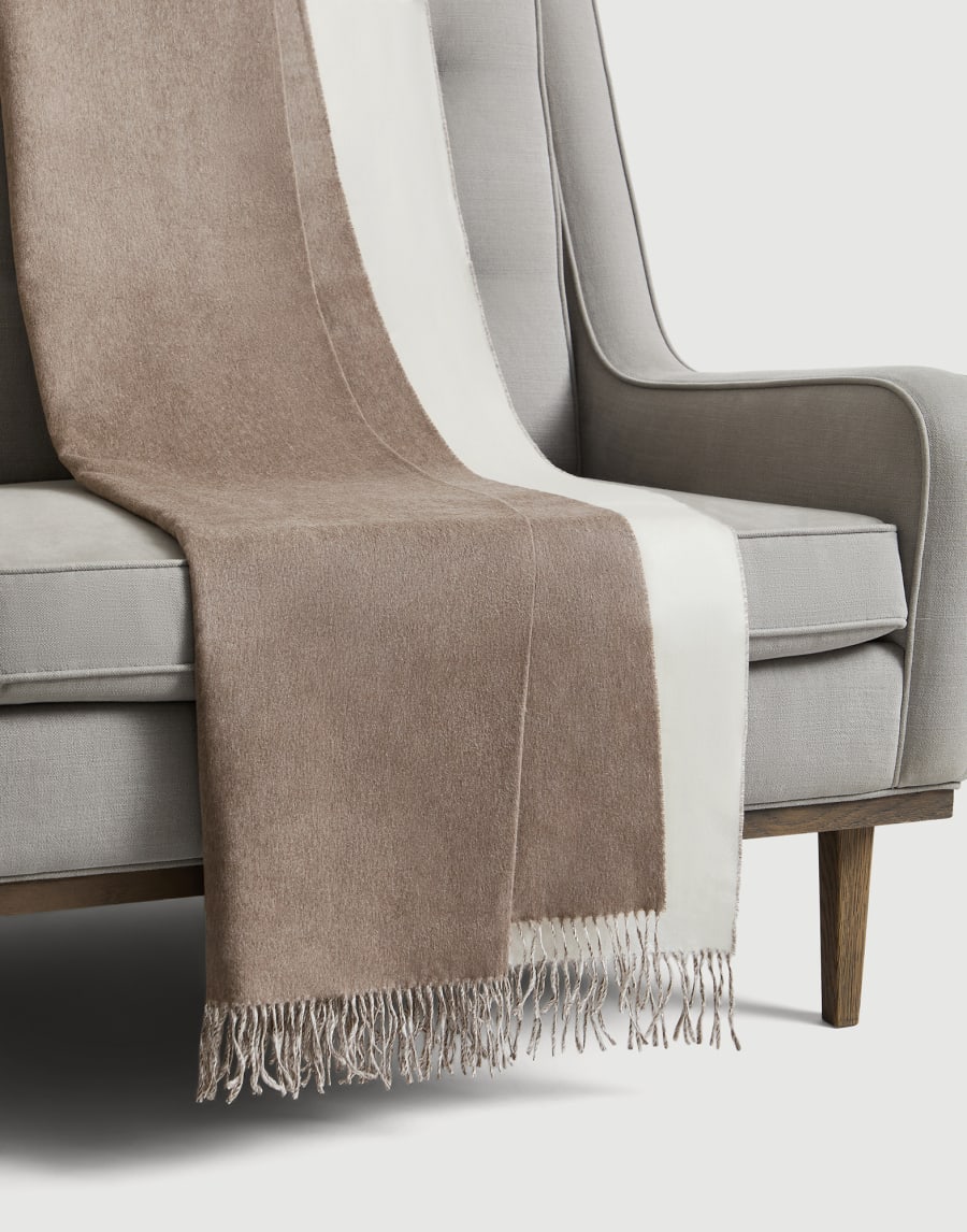 Silk double cloth throw Beige Lifestyle - Brunello Cucinelli