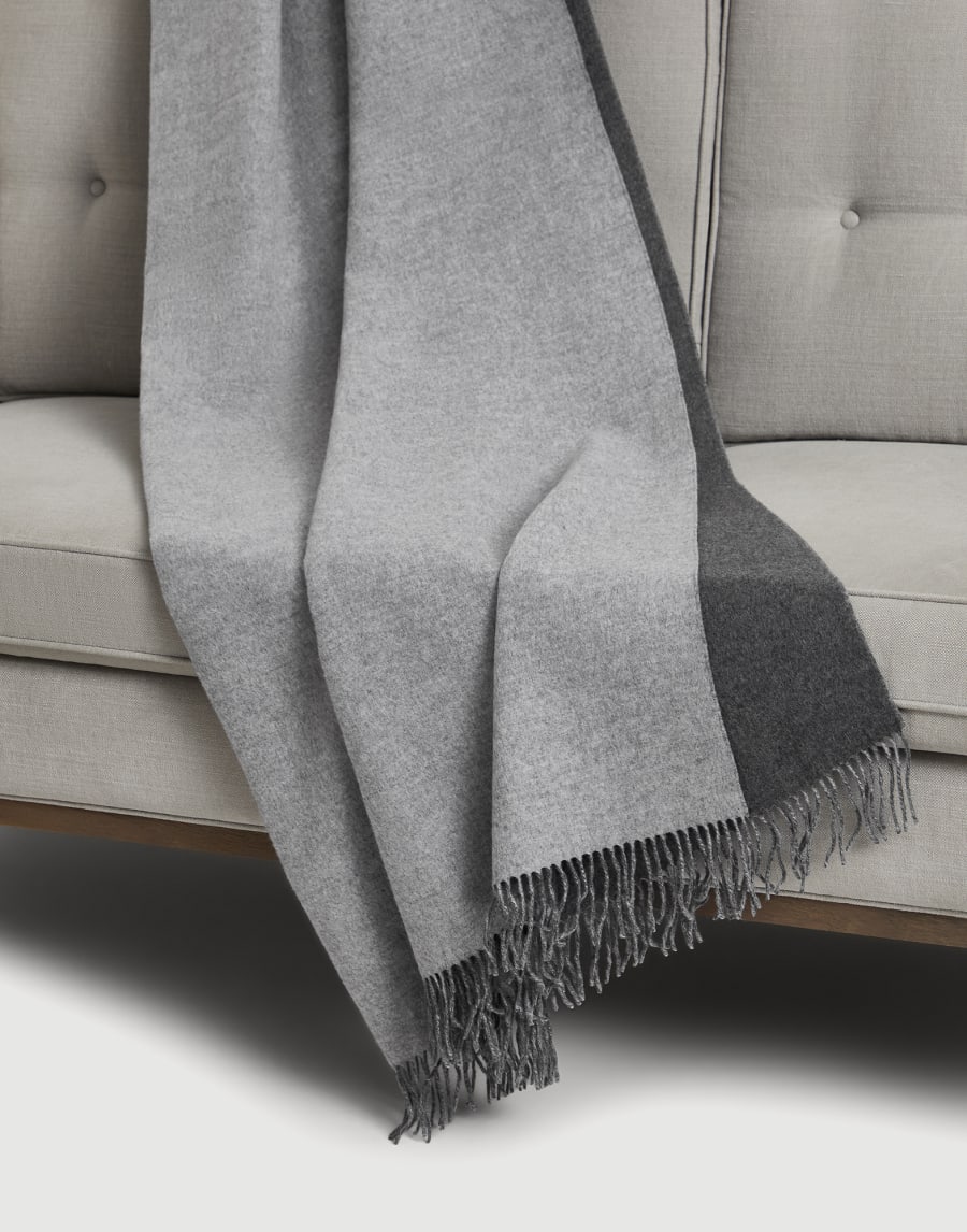 Cashmere double cloth lightweight throw Light Grey Lifestyle - Brunello Cucinelli