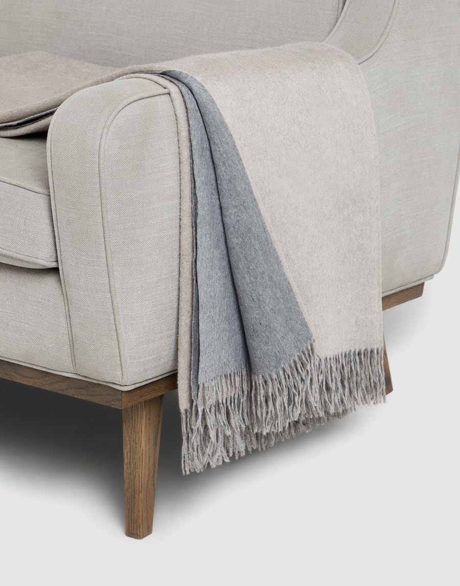 Silk double cloth throw Buff Lifestyle - Brunello Cucinelli