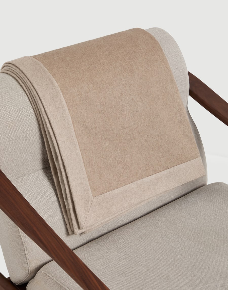 Cashmere throw with contrasting border Beige Lifestyle - Brunello Cucinelli