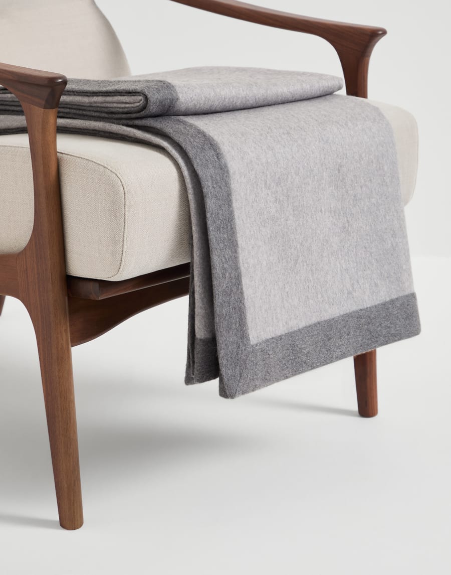 Cashmere throw with contrasting border Grey Lifestyle - Brunello Cucinelli