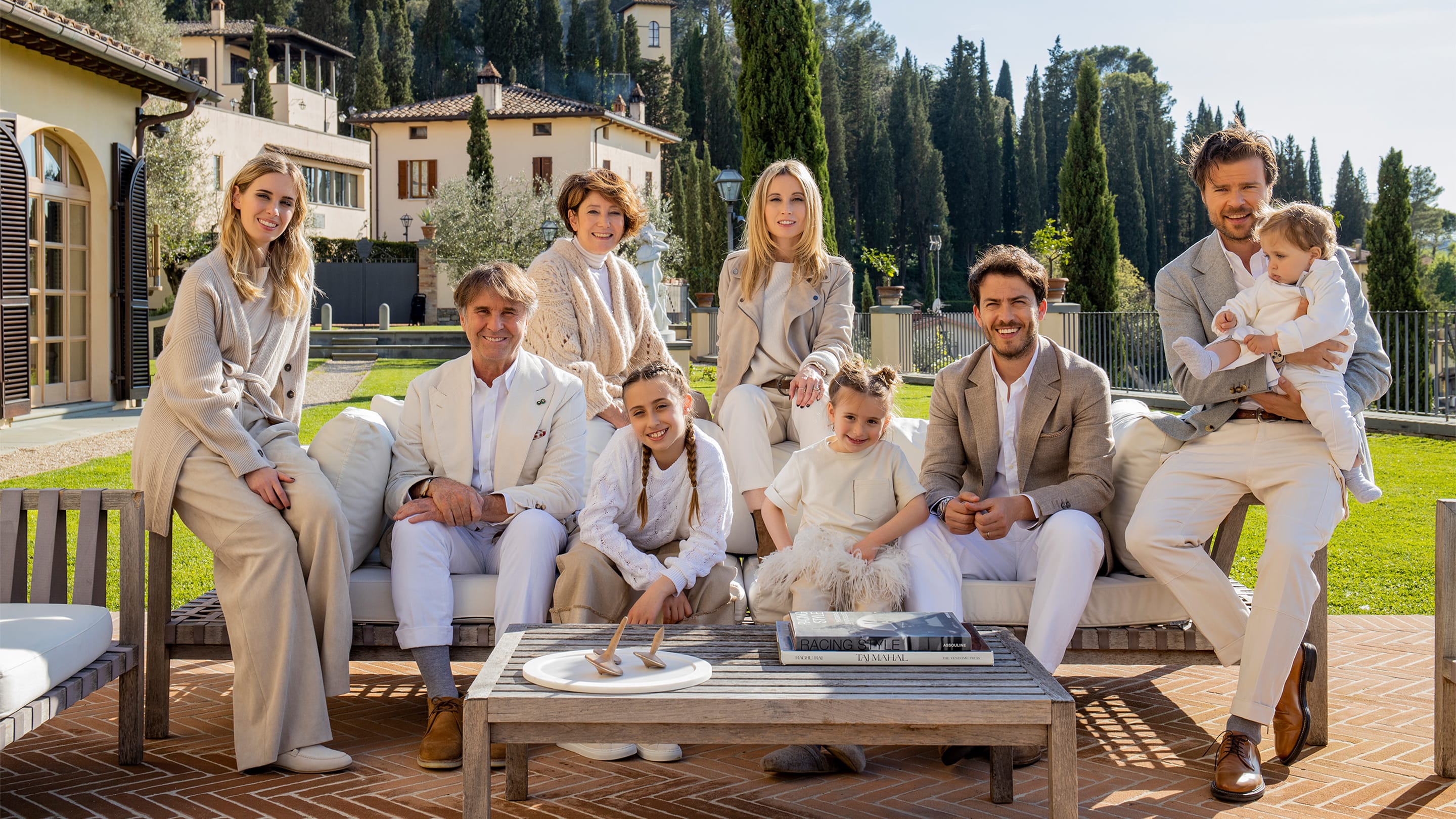 Brunello e Federica Cucinelli insieme alle figlie Camilla e Carolina, ai generi Riccardo e Alessio, e ai nipoti Vittoria, Penelope e Brando. Foto courtesy of ¡HOLA!