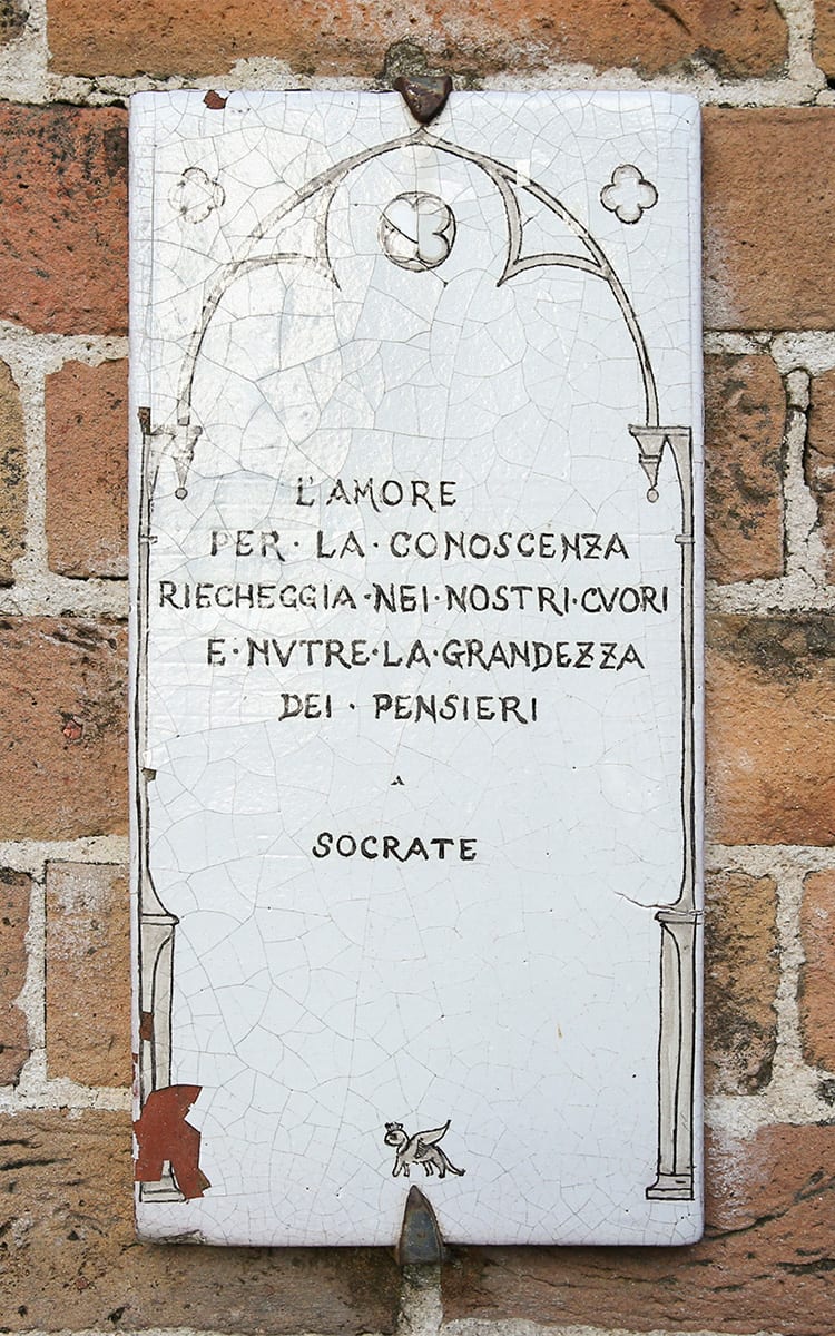 "L'amore per la conoscenza riecheggia nei nostri cuori e nutre la grandezza dei pensieri." (Socrate)
