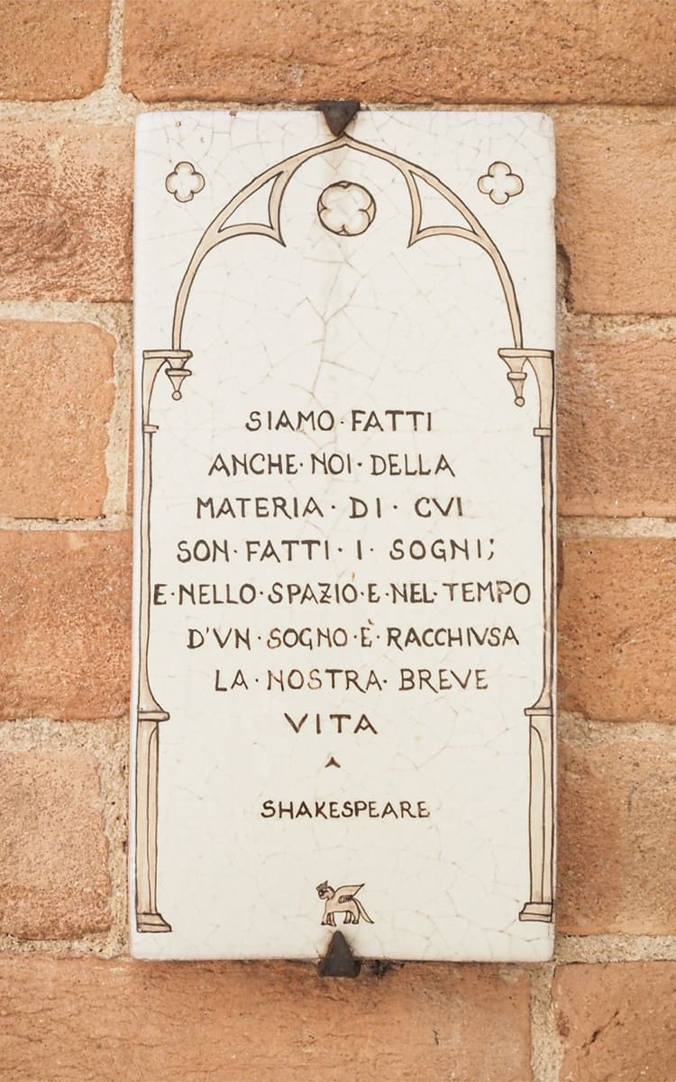 "«Siamo fatti anche noi della materia di cui son fatti i sogni; e nello spazio e nel tempo d'un sogno è racchiusa la nostra breve vita.» (Shakespeare) "