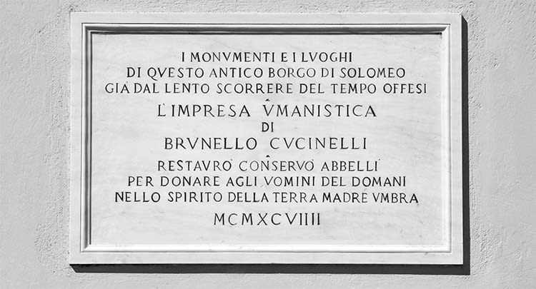 Targa all'ingresso del Teatro Cucinelli, Solomeo