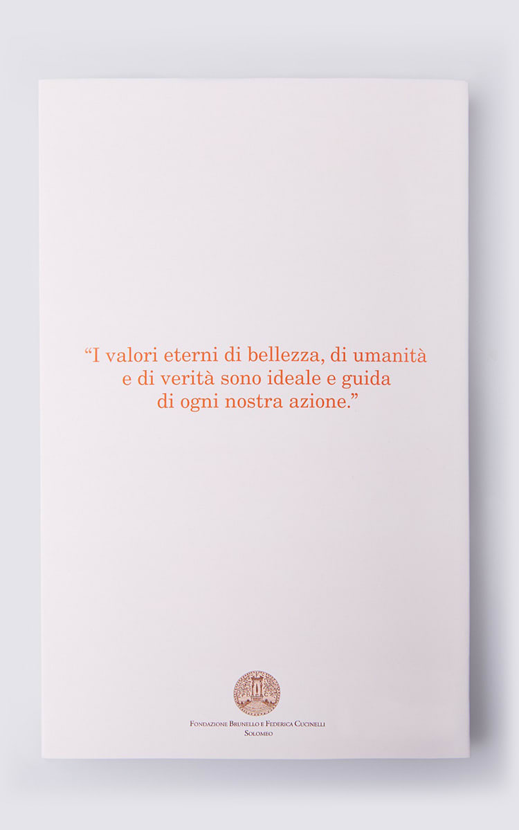 “Il sogno di Solomeo”, retro del libro di Brunello Cucinelli