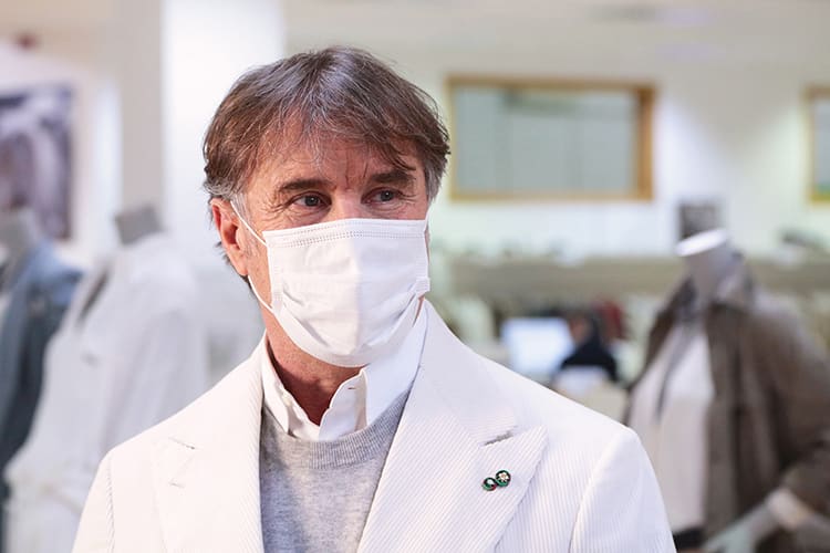 Brunello Cucinelli durante un'intervista nel periodo della pandemia da Covid-19