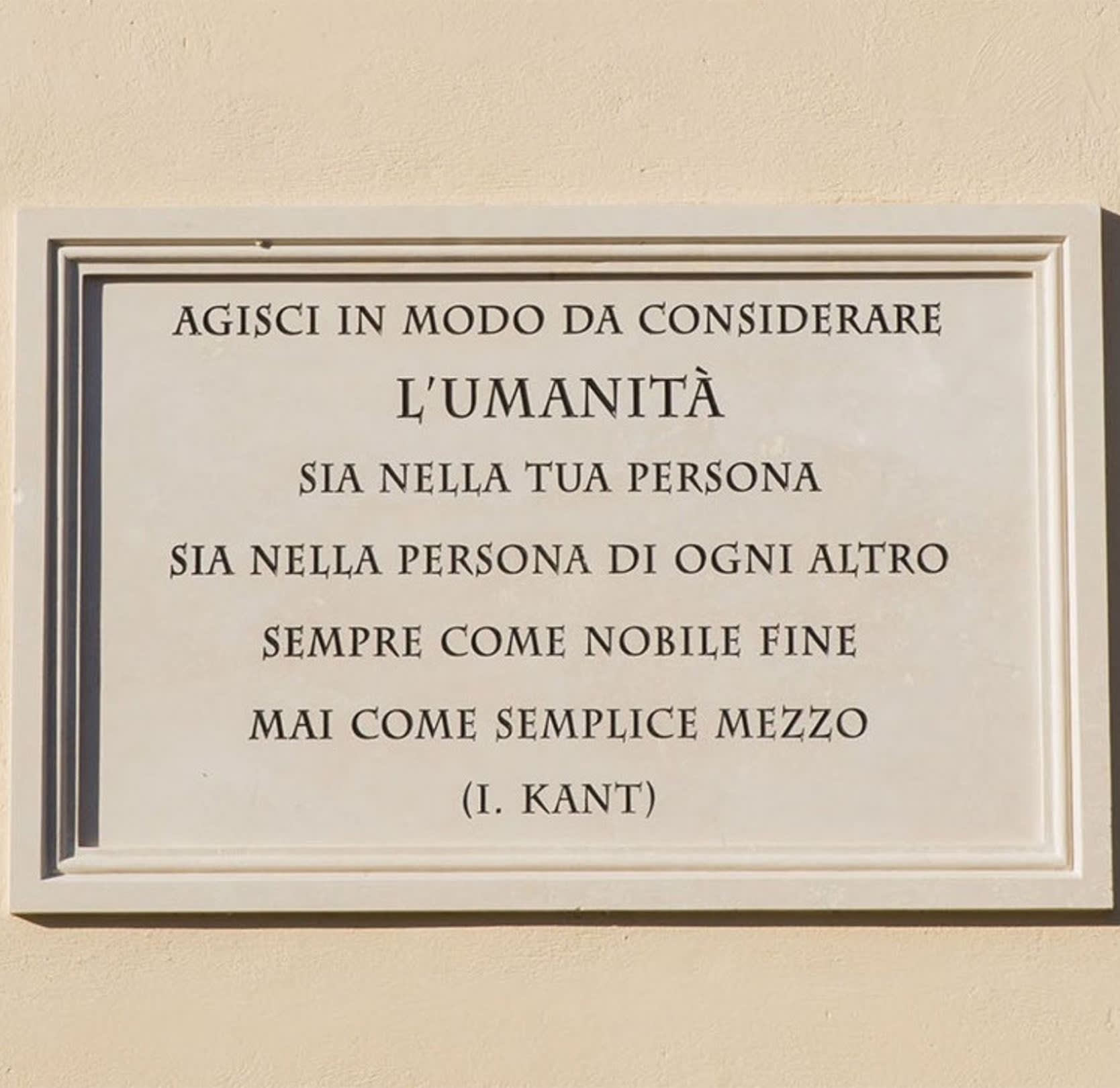 Foto della targa con frase di Kant "Agisci in modo da considerare l'umanità sia nella tua persona, sia nella persona di ogni altro, sempre come nobile fine, mai come semplice mezzo".