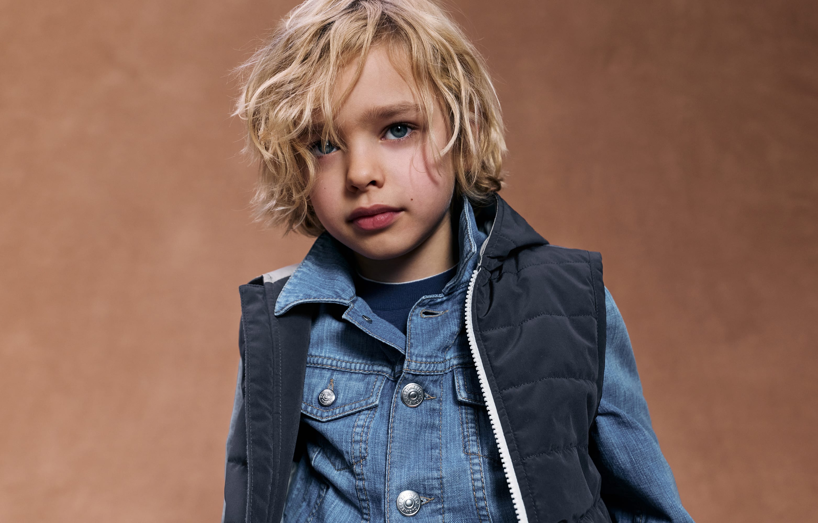 ボーイズ 向け ブルー フード付き ダウンベスト | Brunello Cucinelli