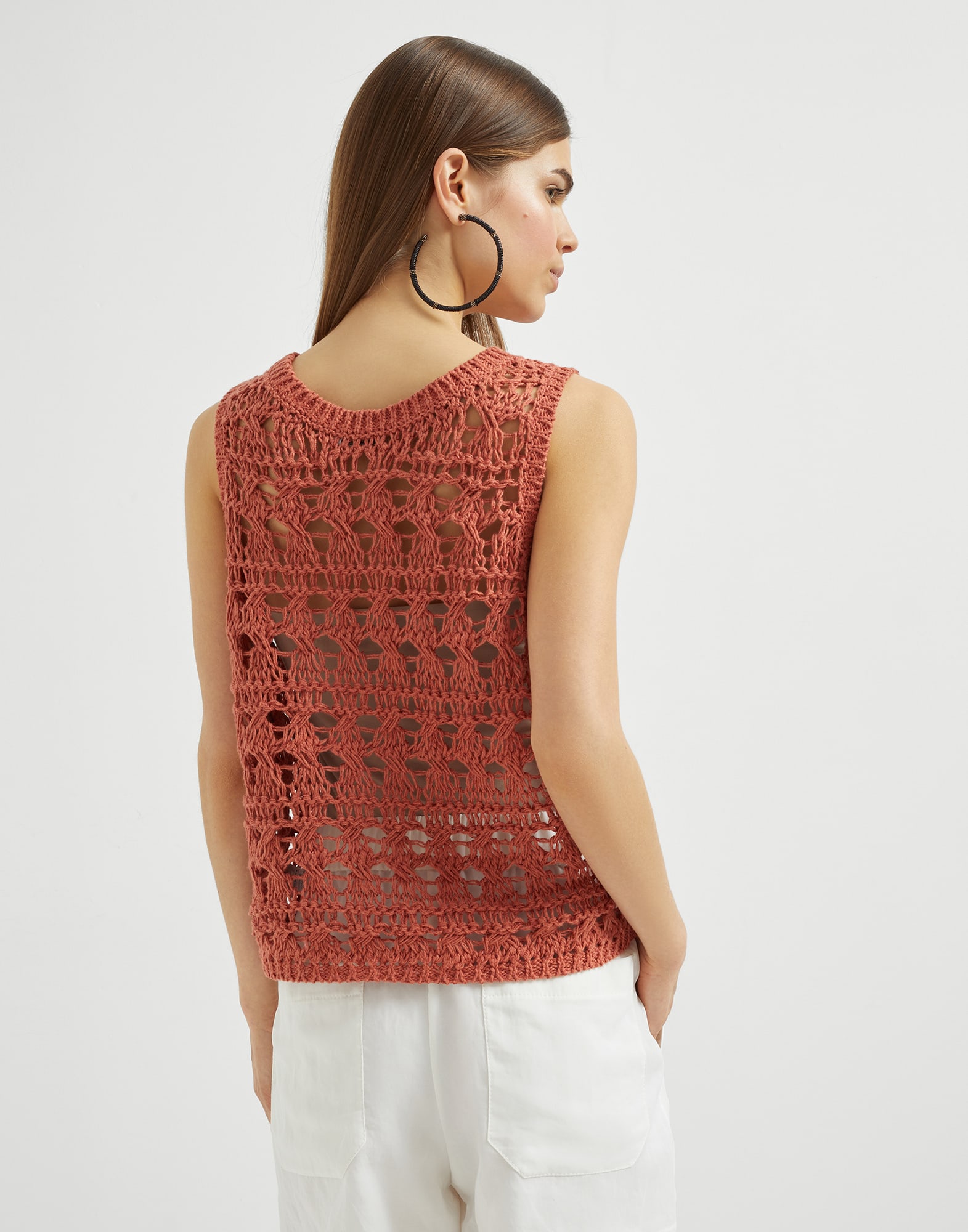 Круглый вырез - Вид сзади - Посмотреть во весь экран