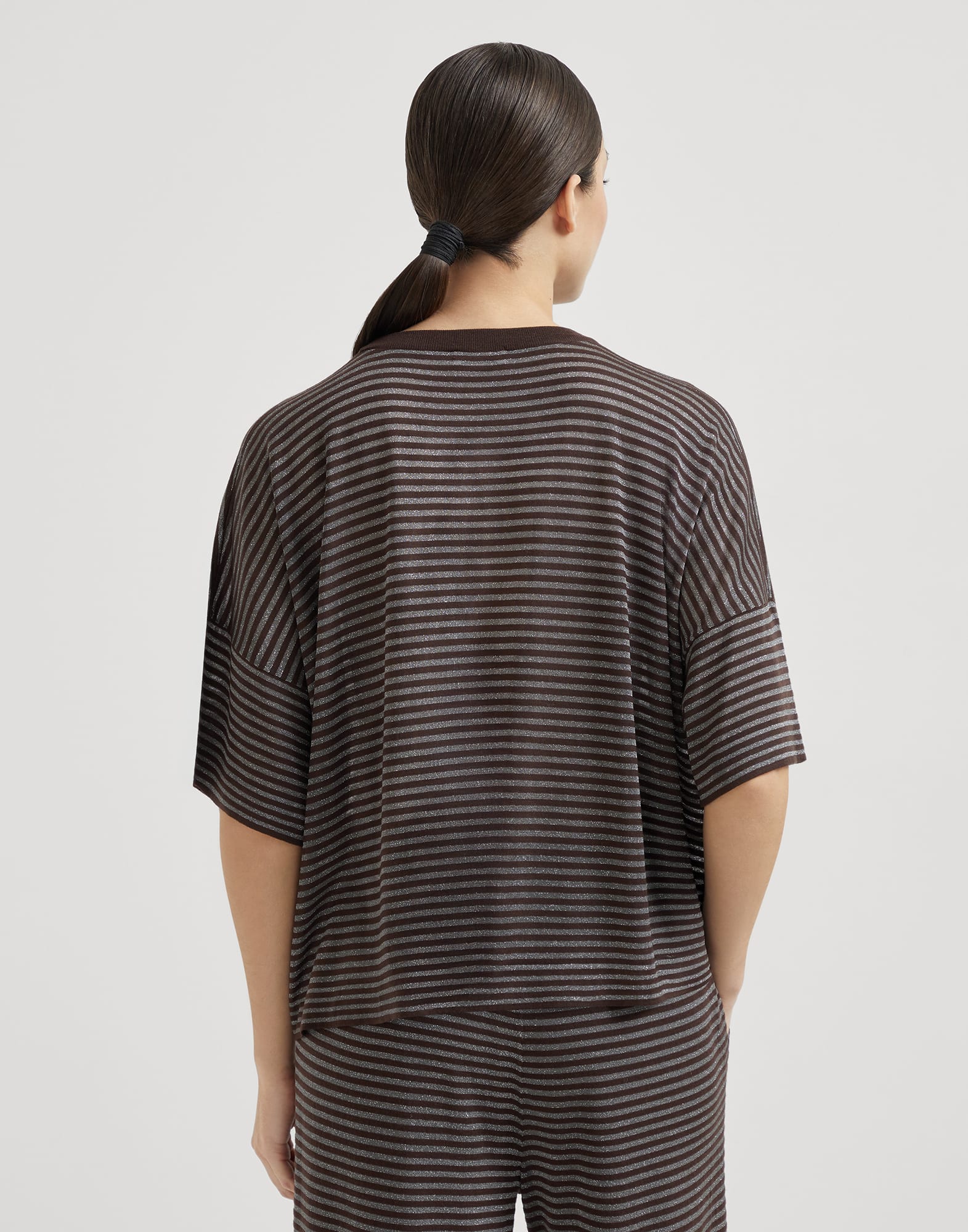 Круглый вырез - Вид сзади - Посмотреть во весь экран