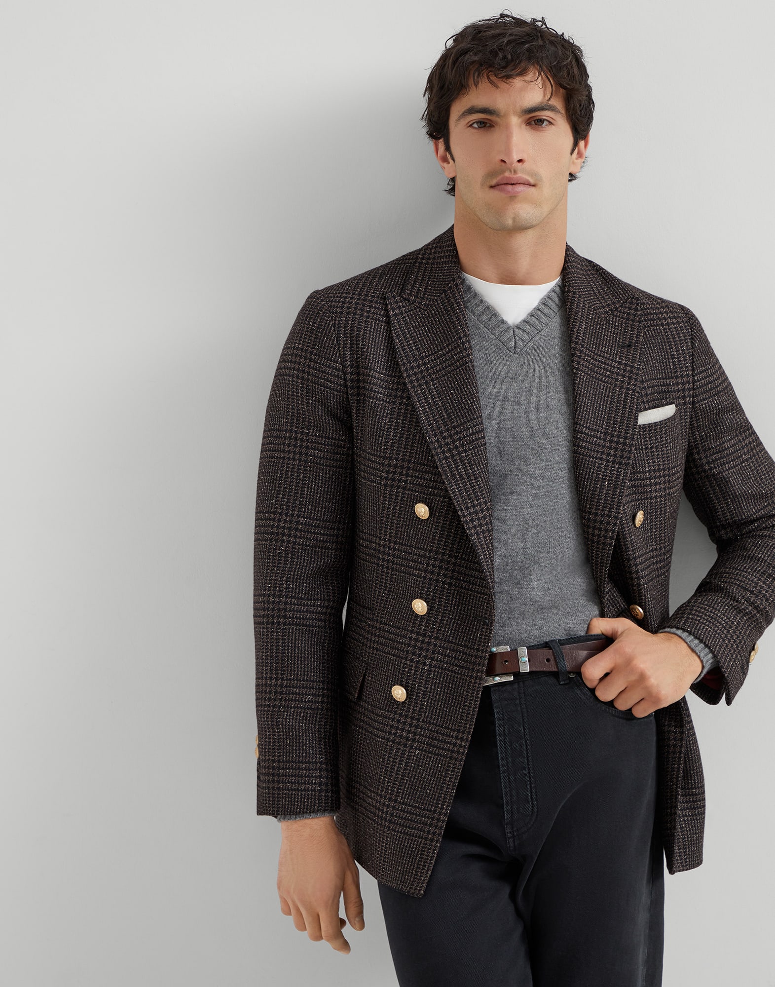 V-neck - Editorial view - View Full Screen