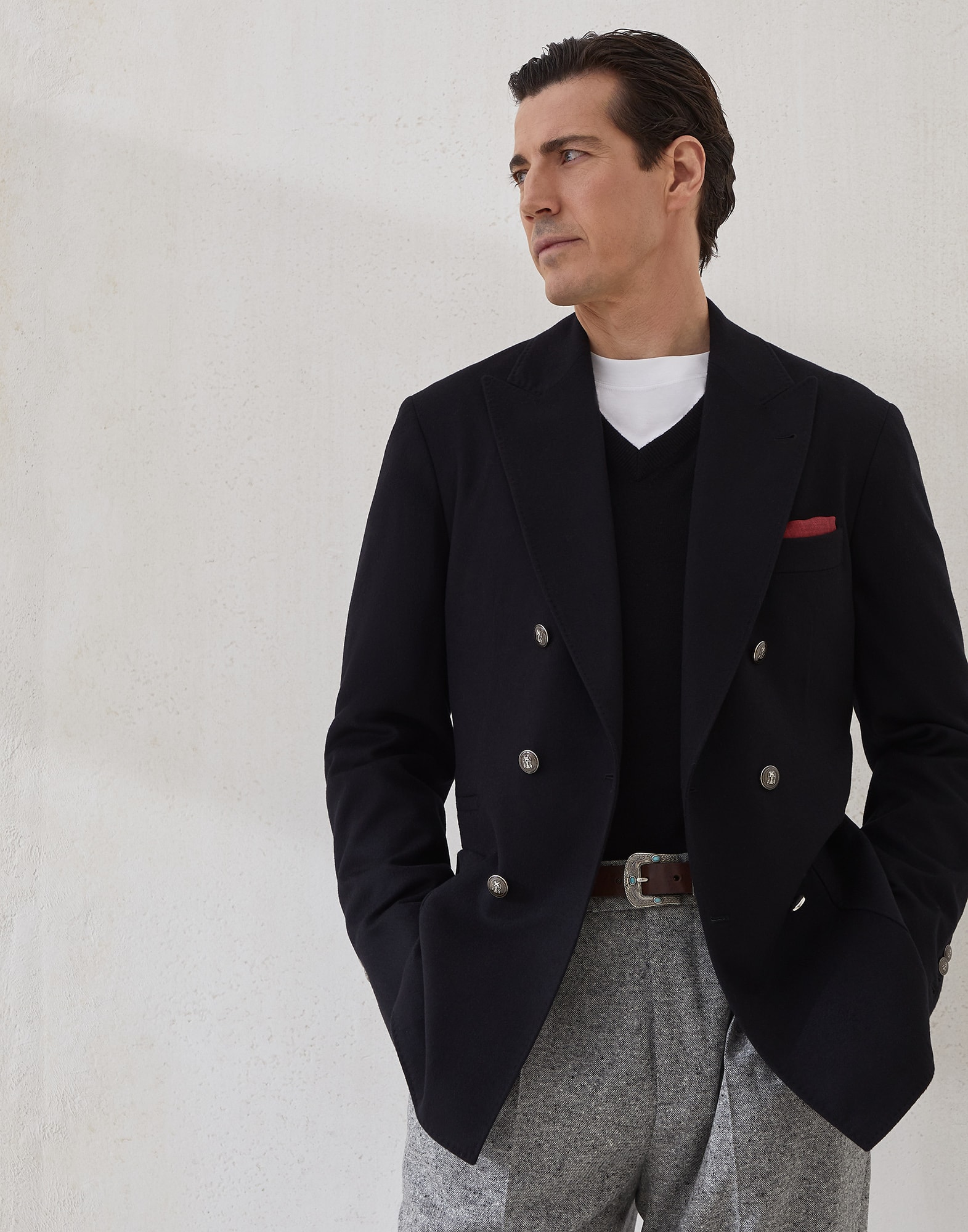 V-neck - Editorial view - View Full Screen