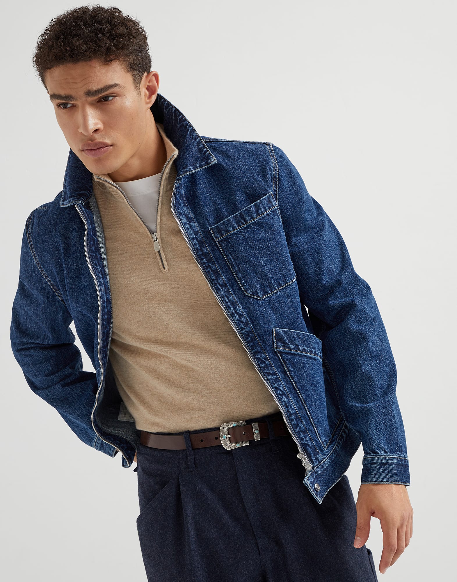 Pull avec Ouverture par Zip - Vue éditoriale - Afficher en plein écran