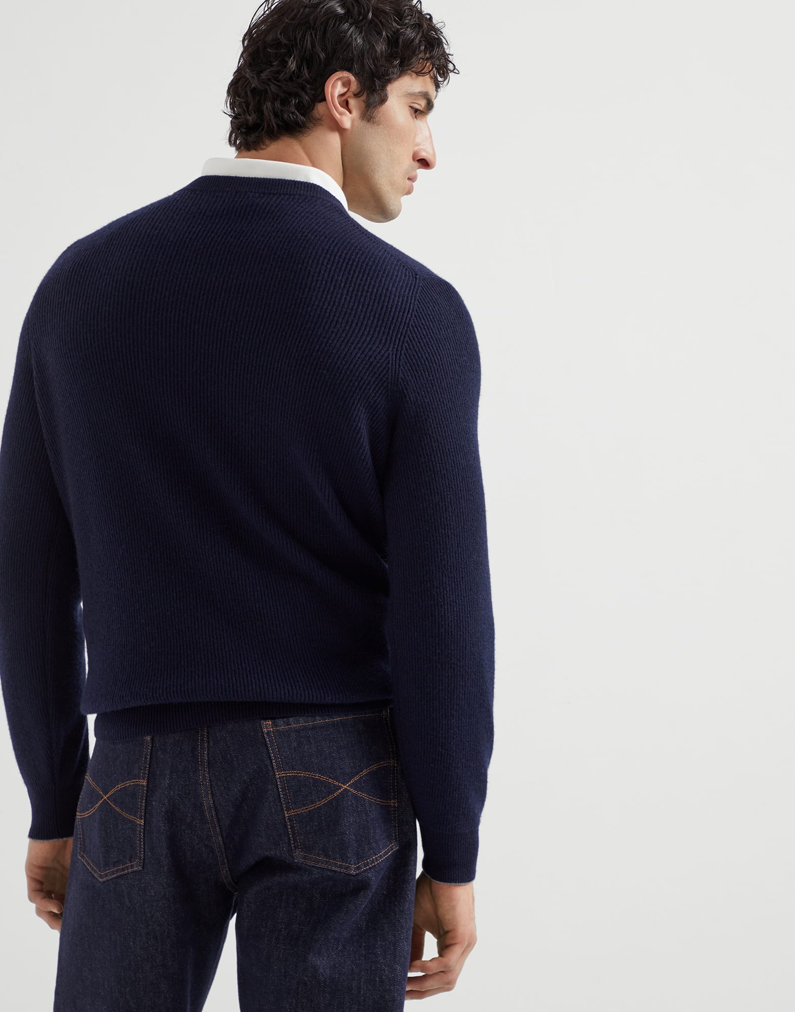 Rundhalsausschnitt - Rückansicht - Vollbildmodus