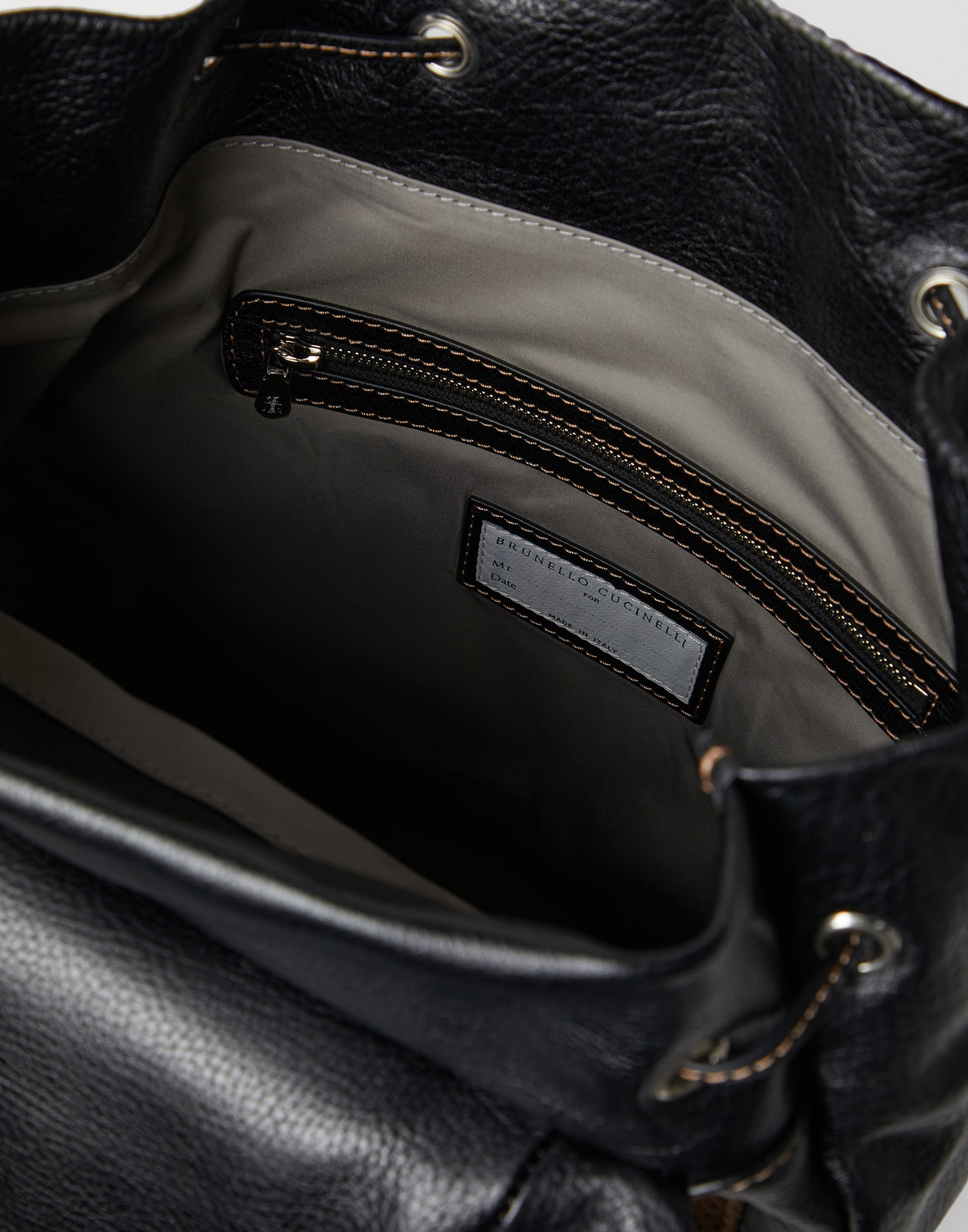 背包 - 全身视角 - 正面观看 - 全屏观看