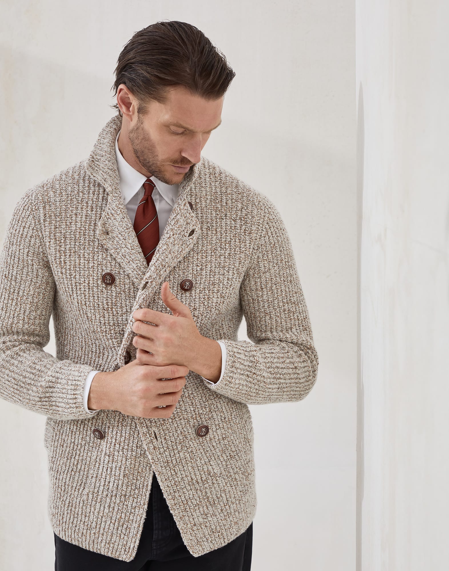 Кардиган на пуговицах - Редакционная фотография - Посмотреть во весь экран