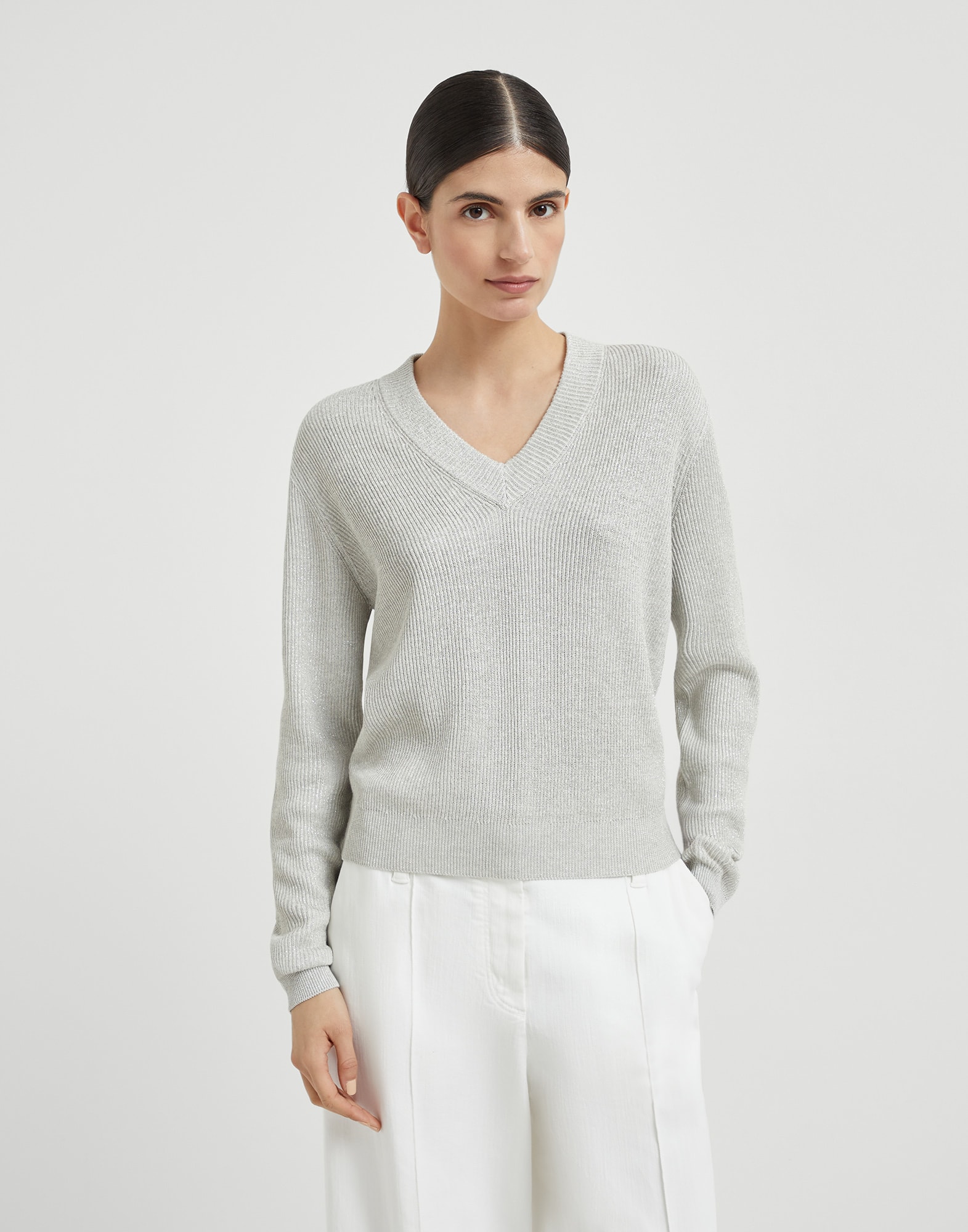 V-образный вырез - Вид спереди - Посмотреть во весь экран